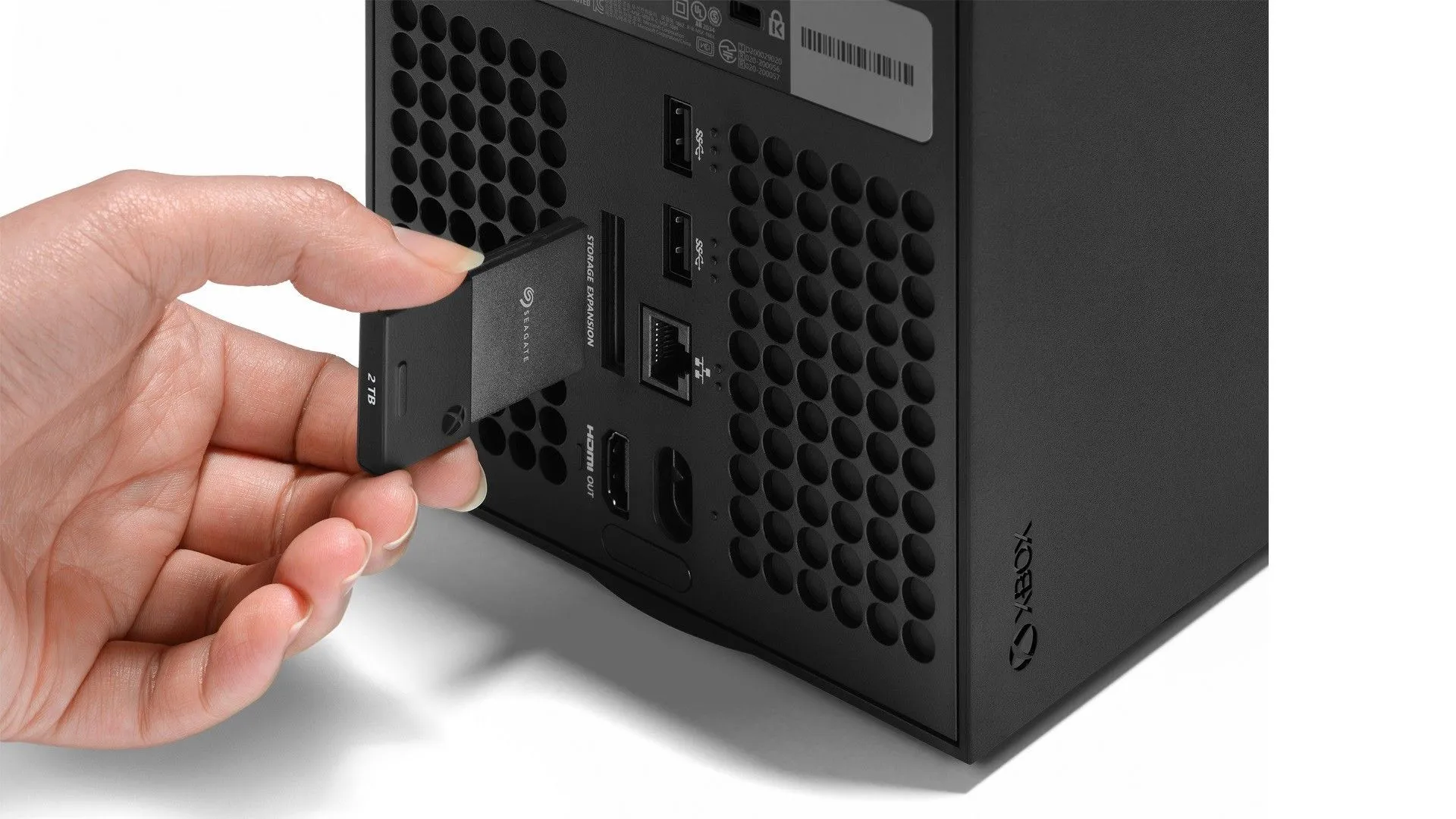 Một thẻ SSD mở rộng chuyên dụng đang được cắm vào cổng phía sau của console Xbox Series X