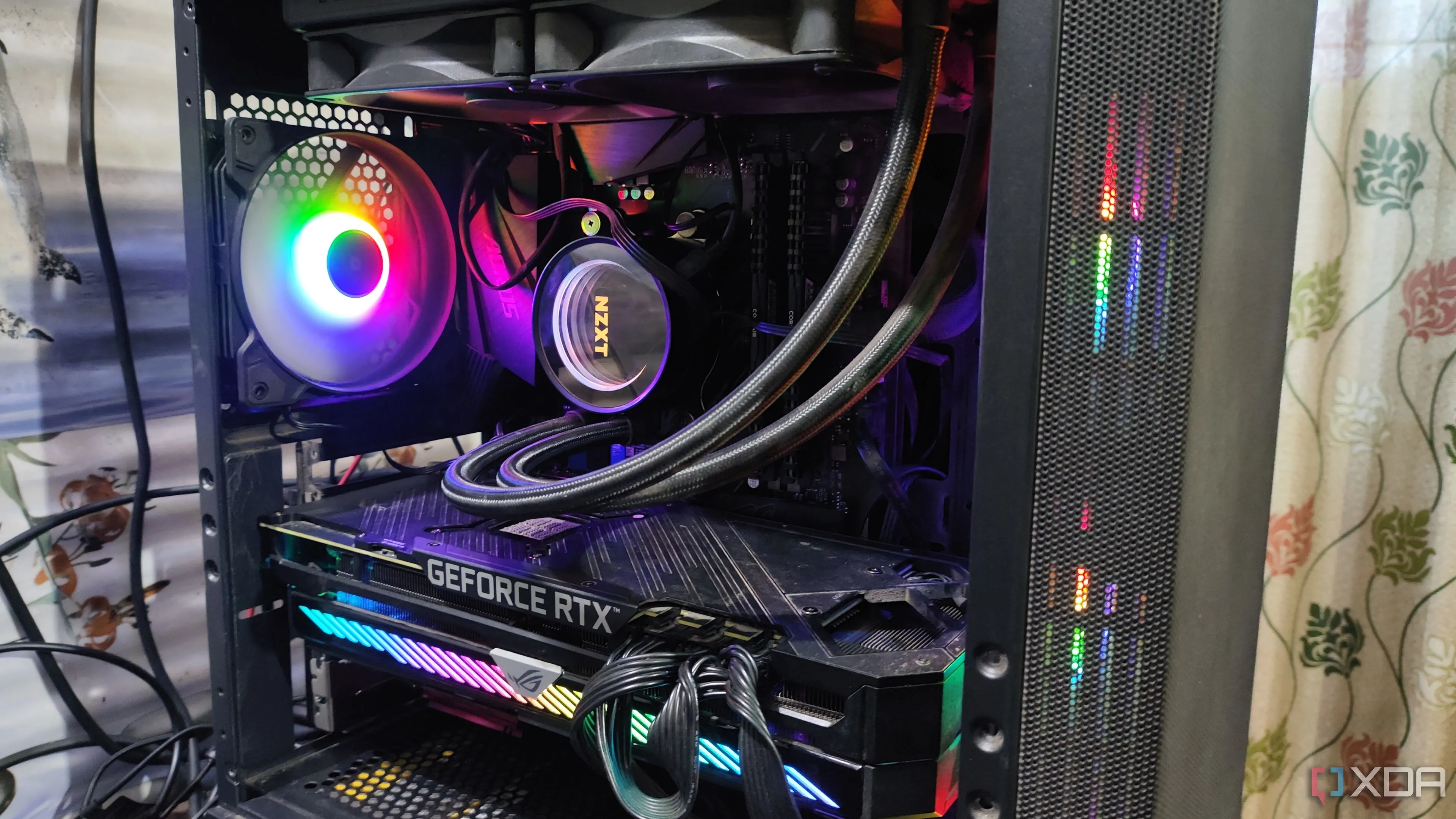 Một thùng máy PC với hệ thống tản nhiệt nước AIO Kraken X52 và card đồ họa RTX 3080 Ti, nhấn mạnh tầm quan trọng của việc vệ sinh để duy trì hiệu năng
