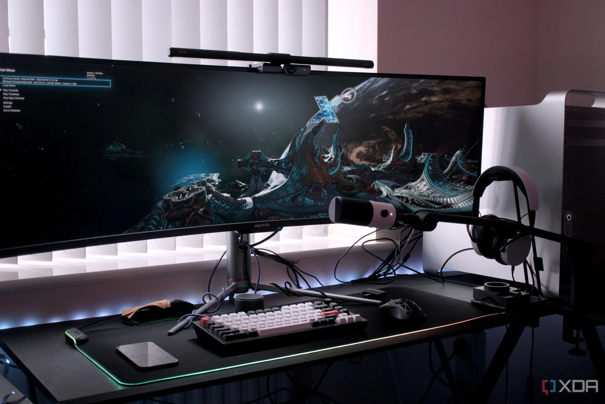 MSI MPG 272URX QD-OLED hiển thị game X4 Foundations trên Project G5