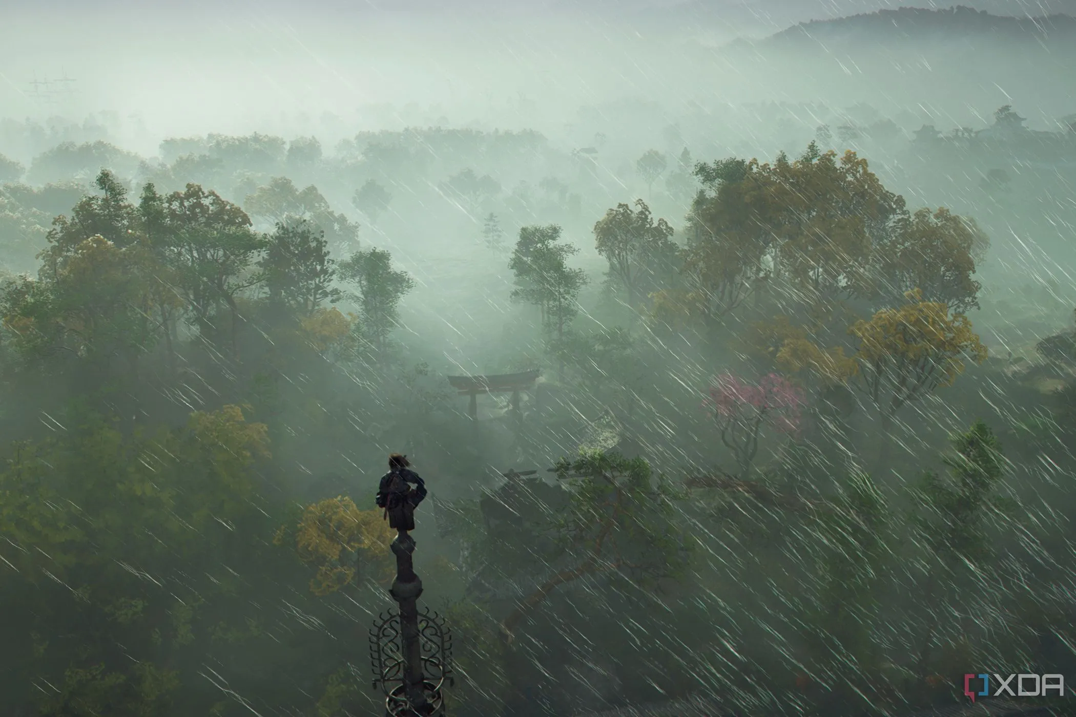 Naoe hoặc Yasuke tại một Điểm đồng bộ trong Assassin's Creed Shadows dưới trời mưa, mở rộng bản đồ và khám phá.