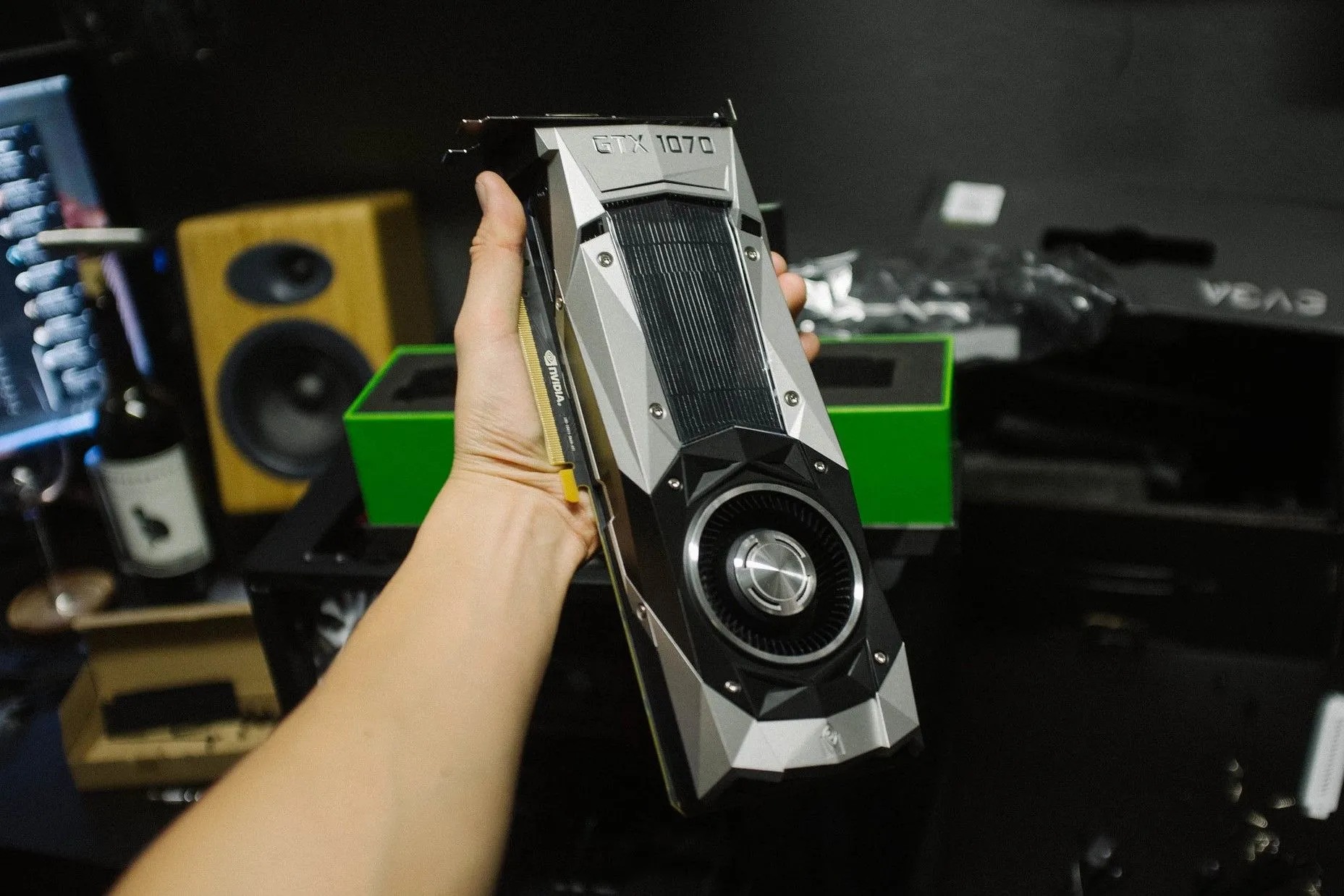 Người cầm card đồ họa NVIDIA GeForce GTX Founder's Edition, đại diện cho thế hệ Pascal từng tạo nên sức mạnh của GTX 1080 Ti.