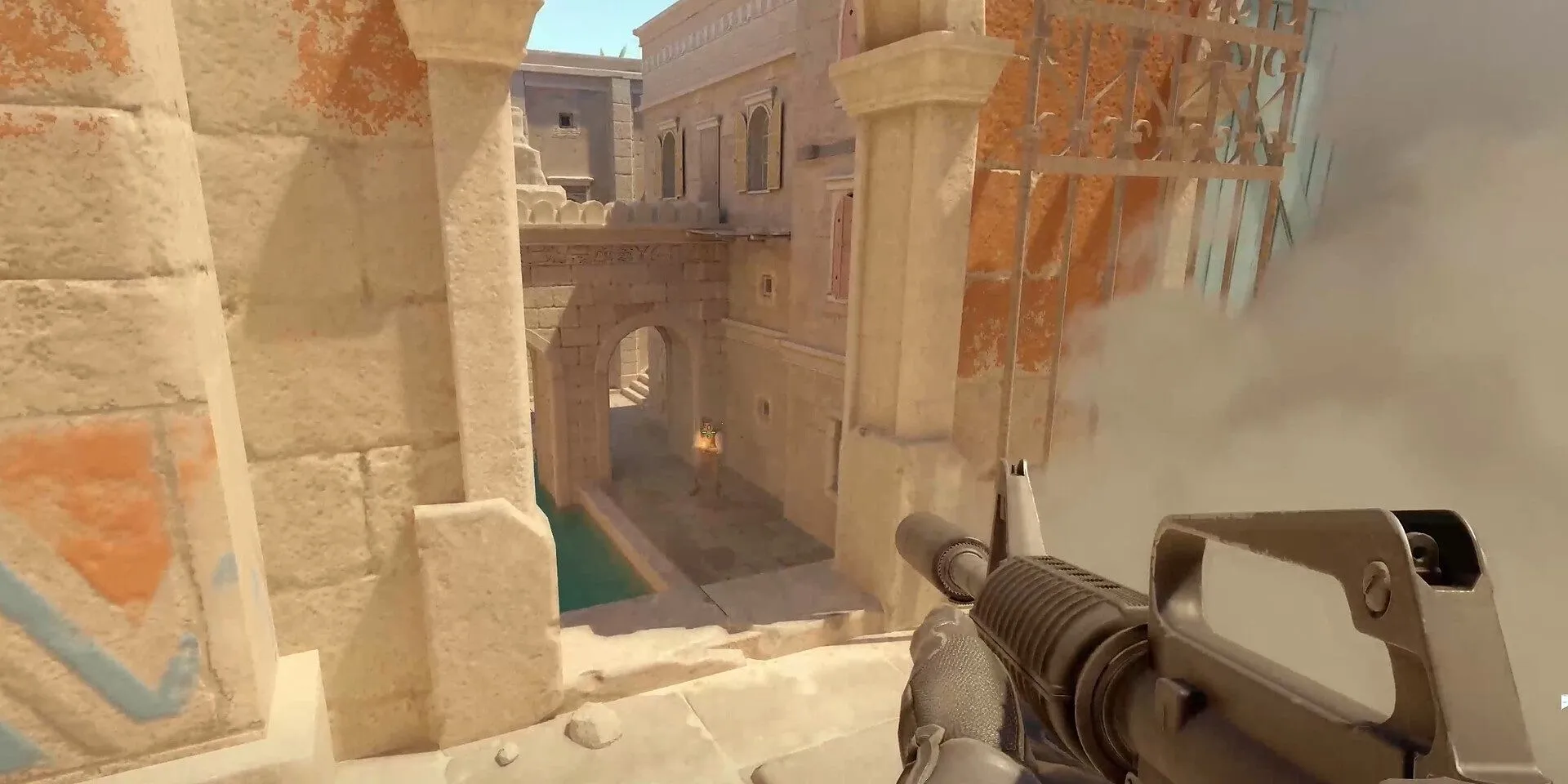 Người chơi Counter-Strike 2 đang nhắm bắn, minh họa sự đơn giản và dễ tiếp cận của lối chơi FPS này so với các game như Valorant