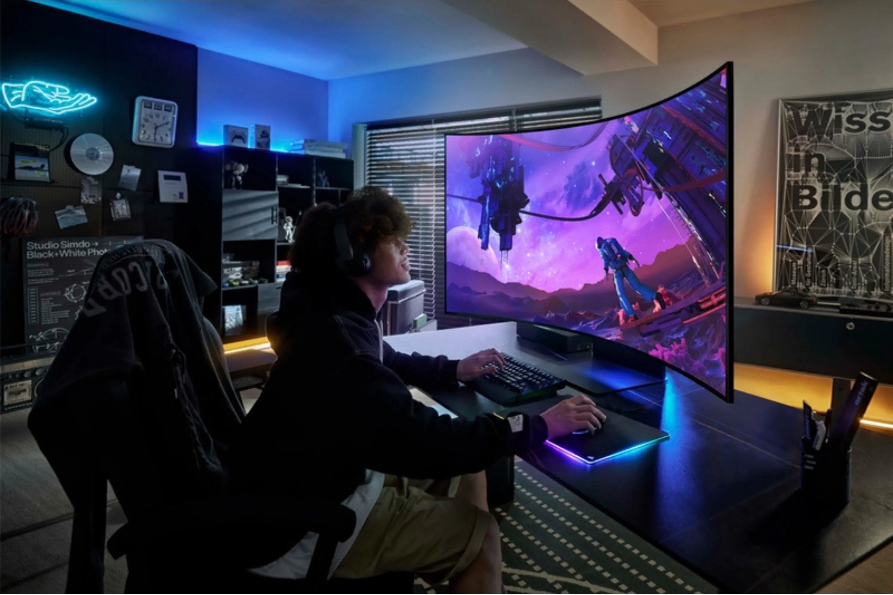 Người chơi game trải nghiệm màn hình gaming cong Samsung Odyssey Ark 55 inch khổng lồ