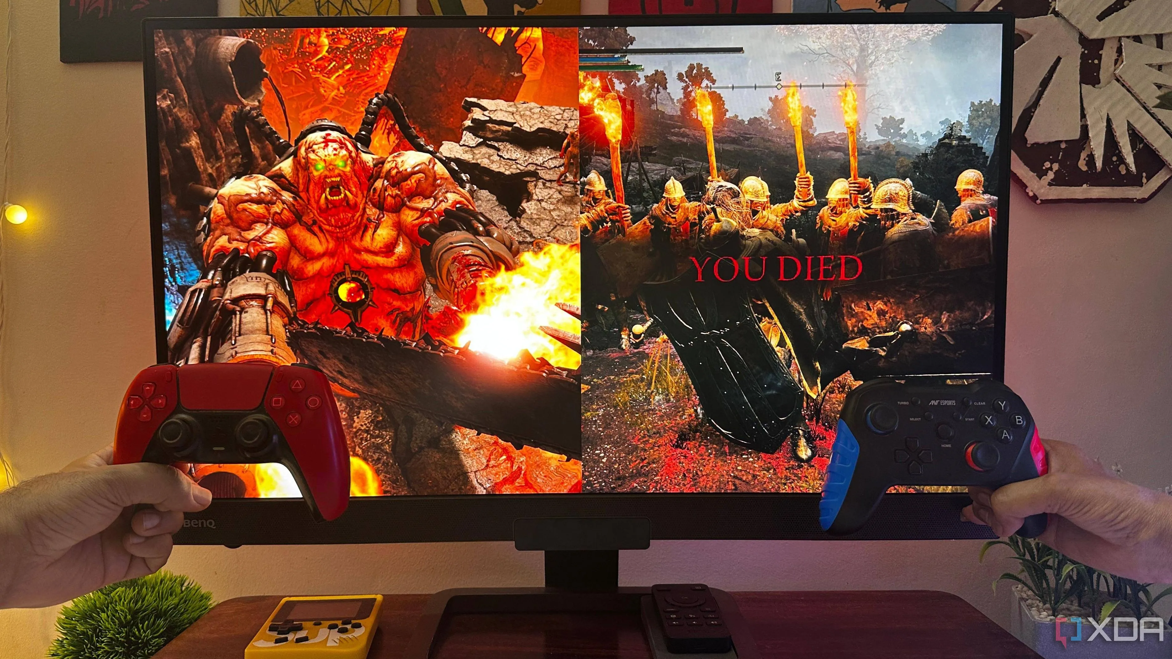 Người chơi game trên màn hình với các tựa game Doom Eternal và Elden Ring, cùng hai tay cầm chơi game khác nhau