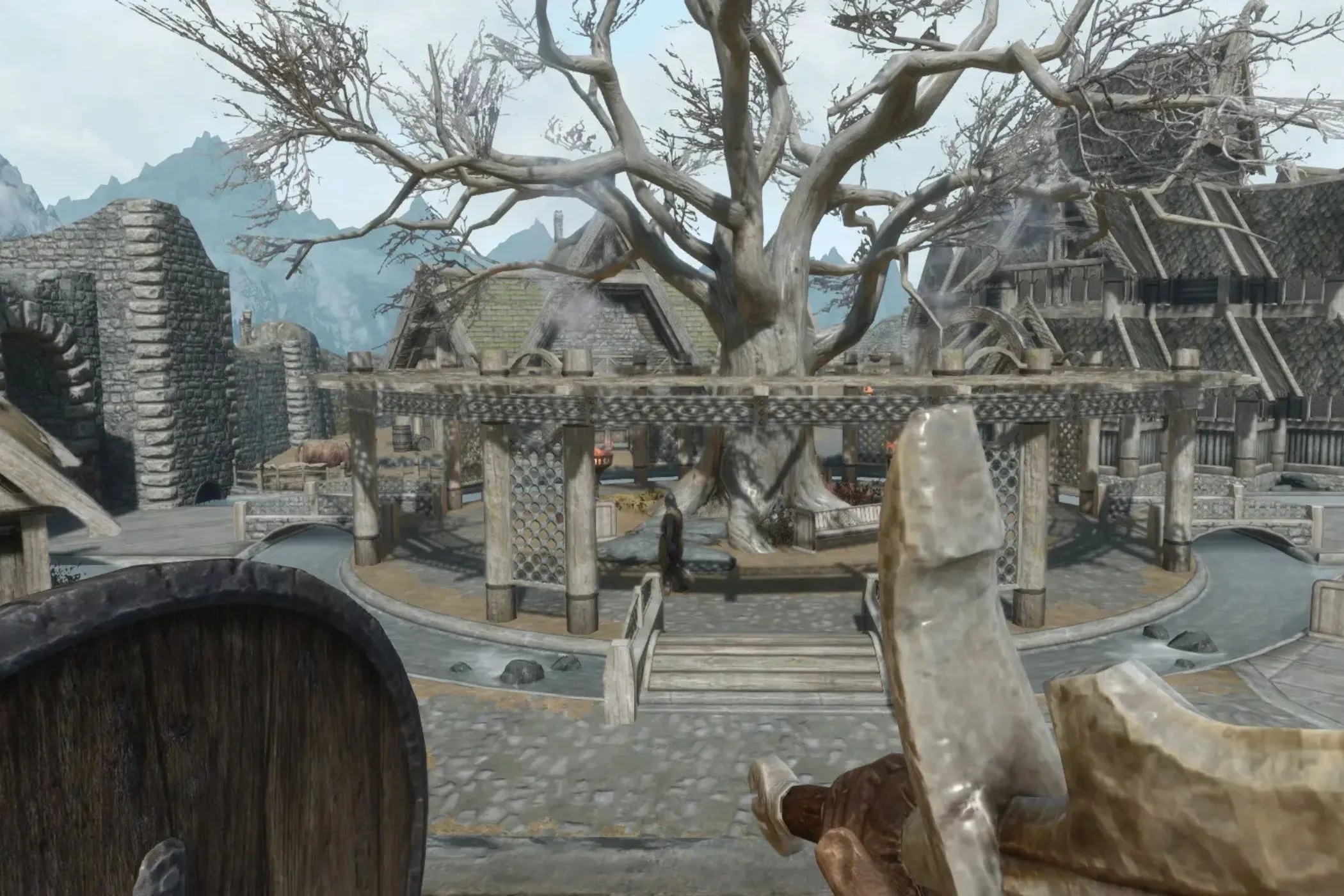 Người chơi Skyrim với kiếm và khiên trong thị trấn, minh họa mod cải thiện lối đánh và trải nghiệm chiến đấu.