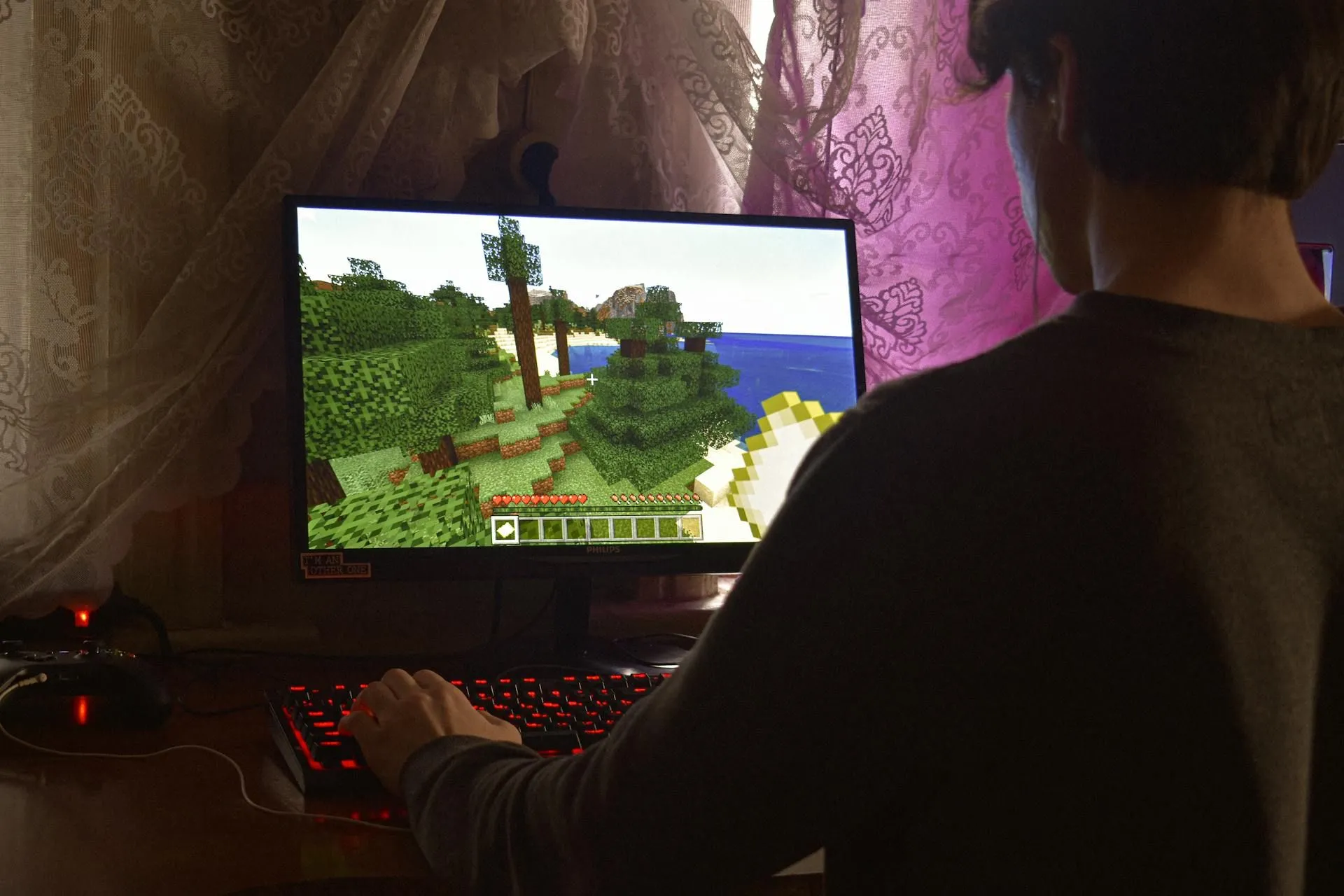 Người chơi tận hưởng game Minecraft trên laptop, biểu tượng cho thế giới game PC phong phú.
