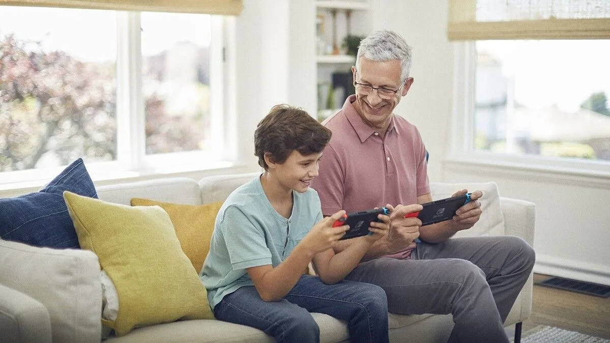 Người đàn ông và cậu bé cùng chơi Nintendo Switch, minh họa trải nghiệm game gia đình