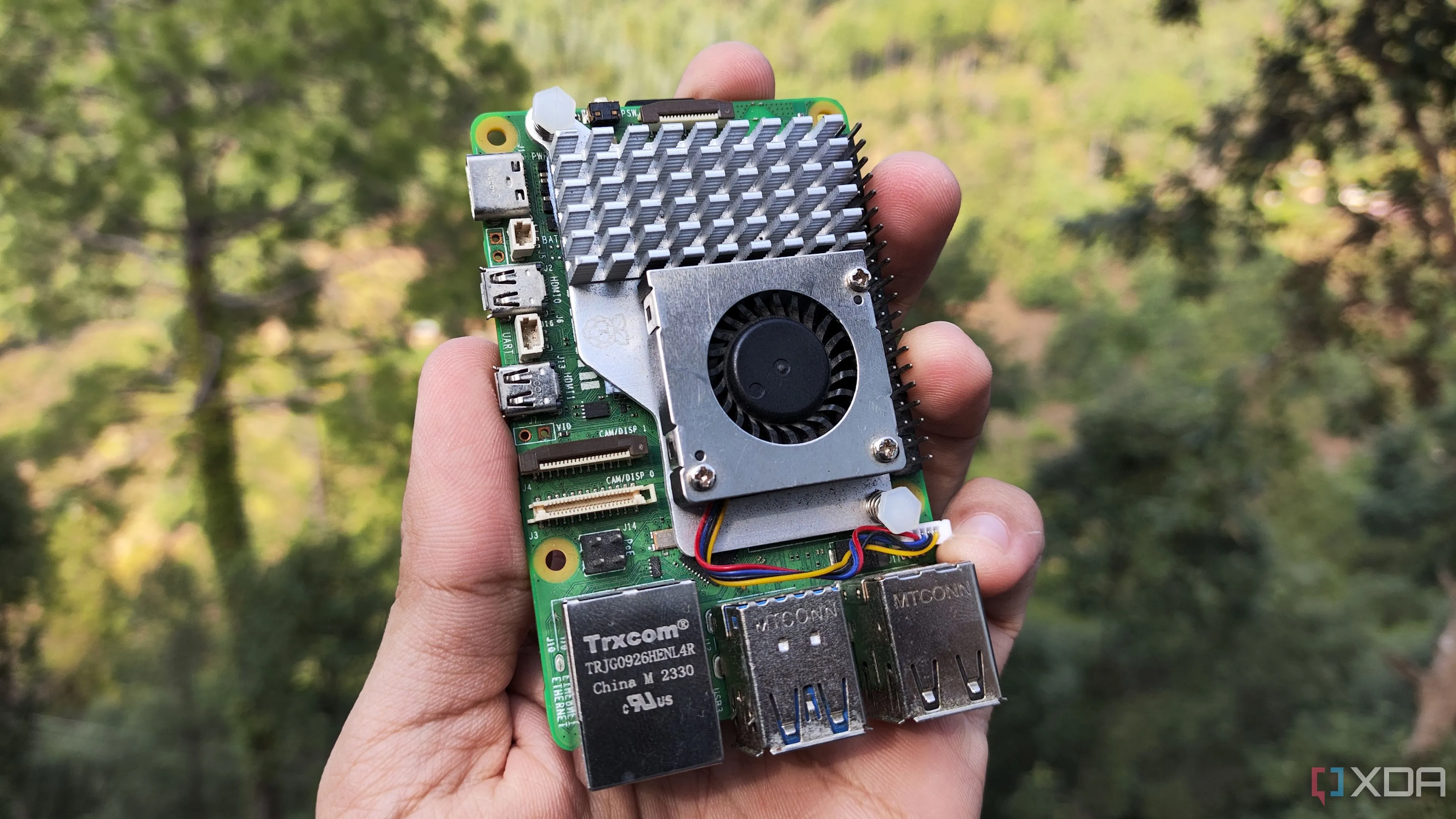 Người đang cầm Raspberry Pi 5