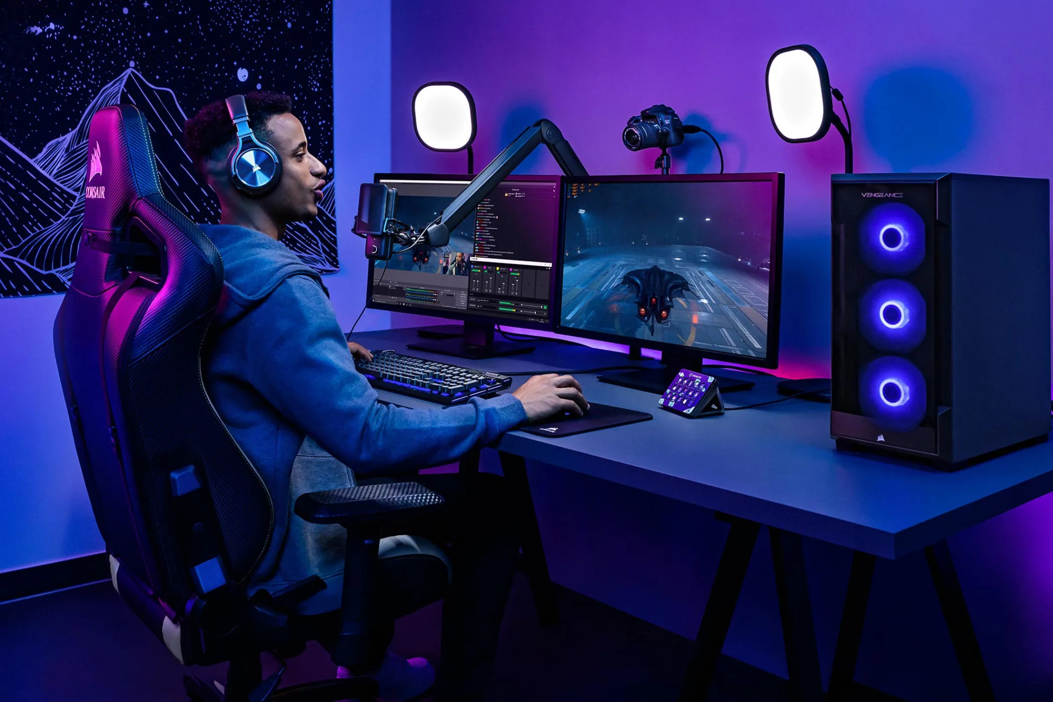 Người đang chơi game trên PC với phụ kiện livestream Elgato.