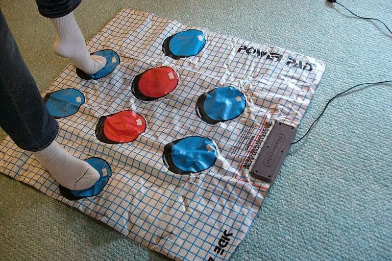 Người đang đứng trên tấm thảm NES Power Pad
