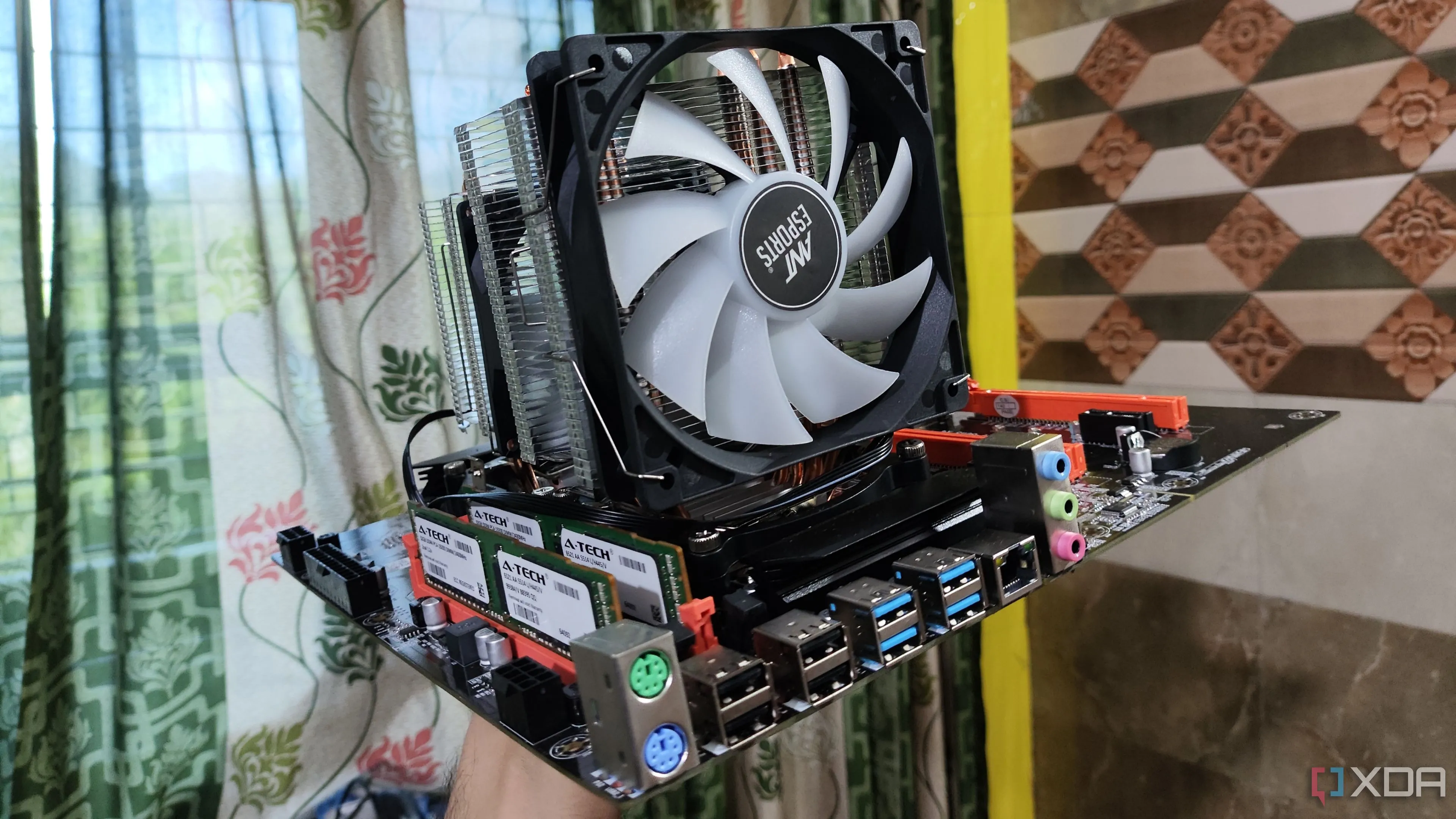 Người dùng cầm bo mạch chủ Dual Xeon X99