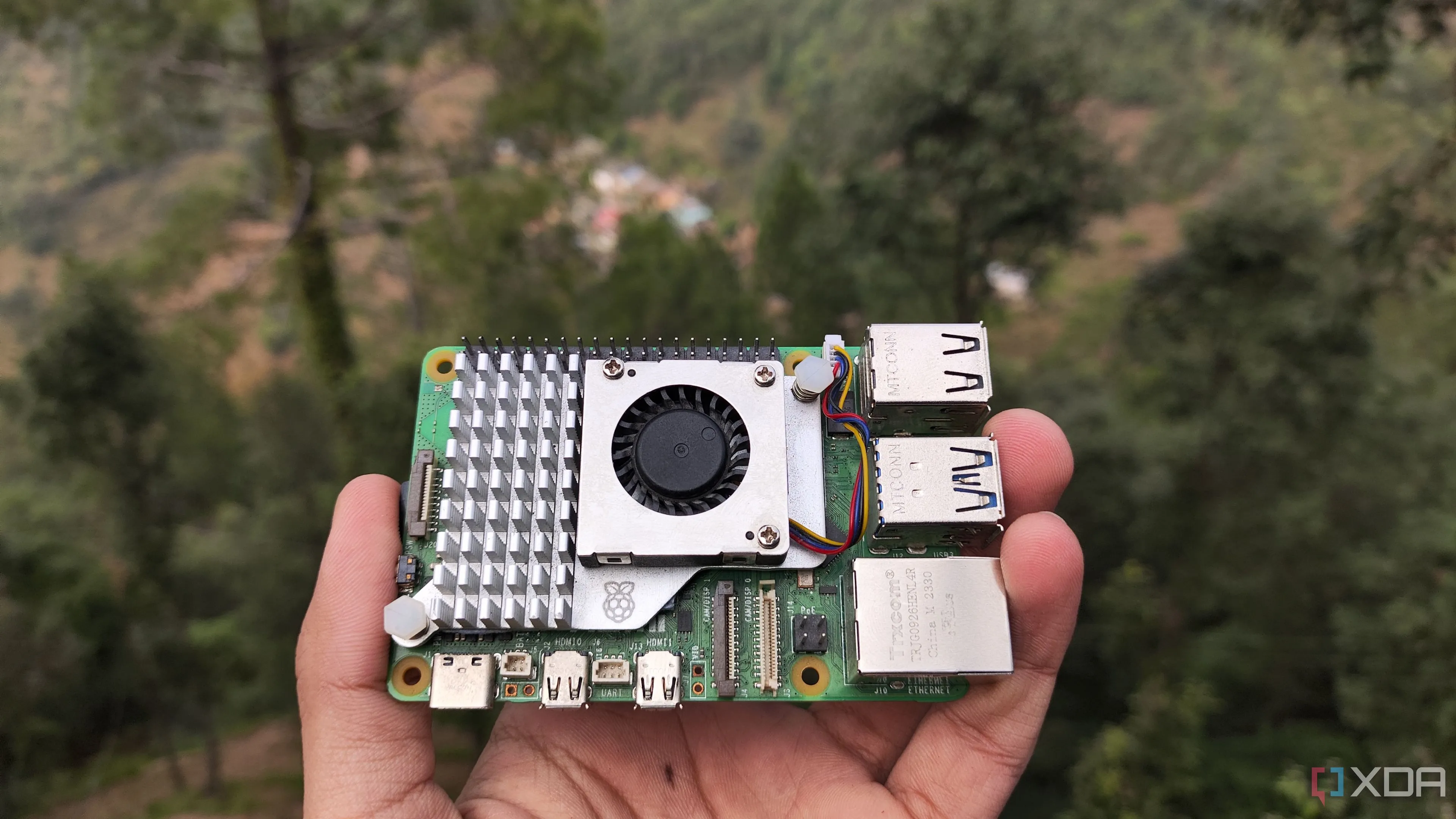 Người dùng cầm bo mạch Raspberry Pi 5, nền tảng lý tưởng để chạy Pi-hole
