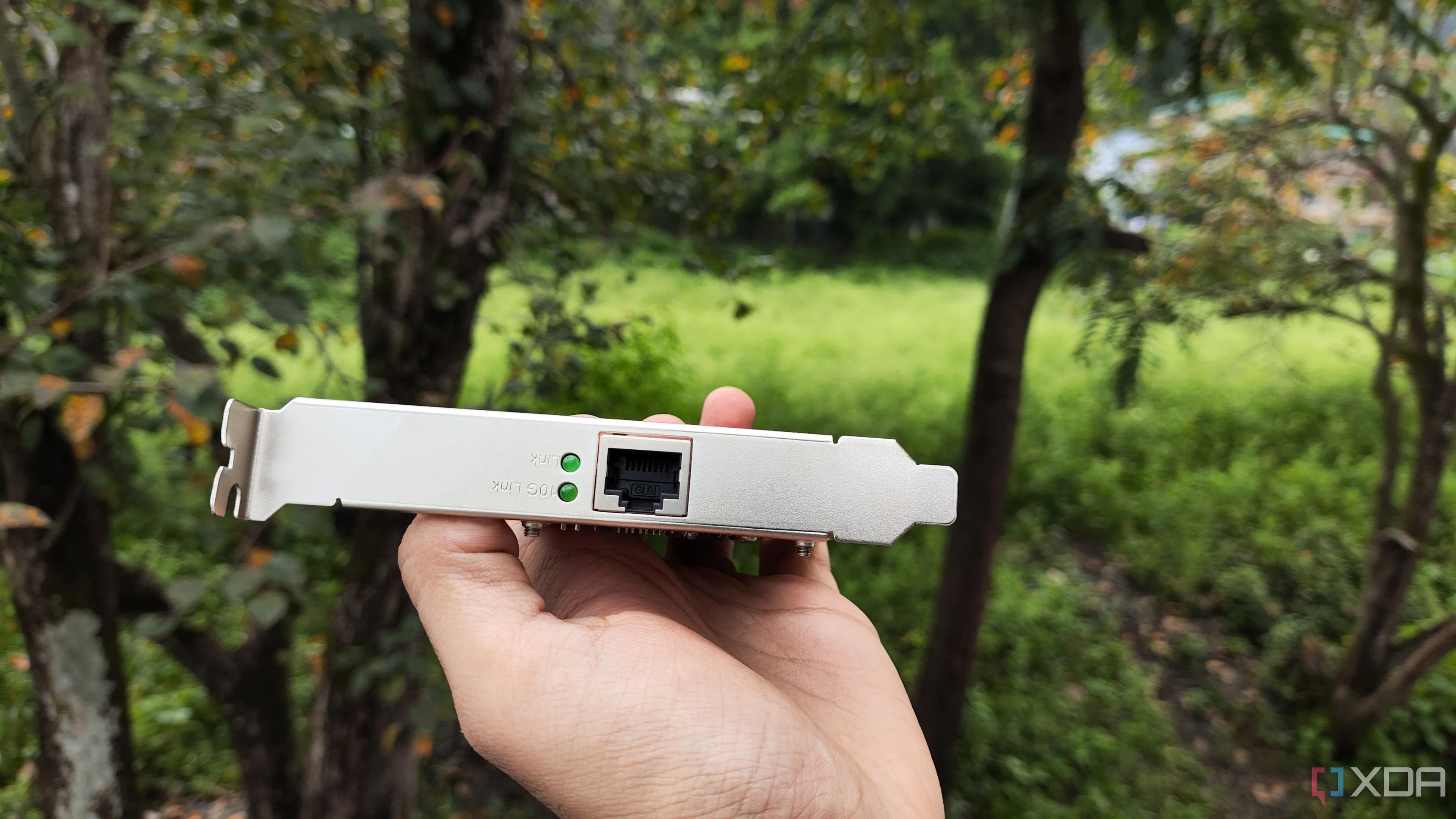 Người dùng cầm card mạng TP-Link 10G, nhấn mạnh lợi ích nâng cấp NIC cho các nhu cầu mạng chuyên sâu.