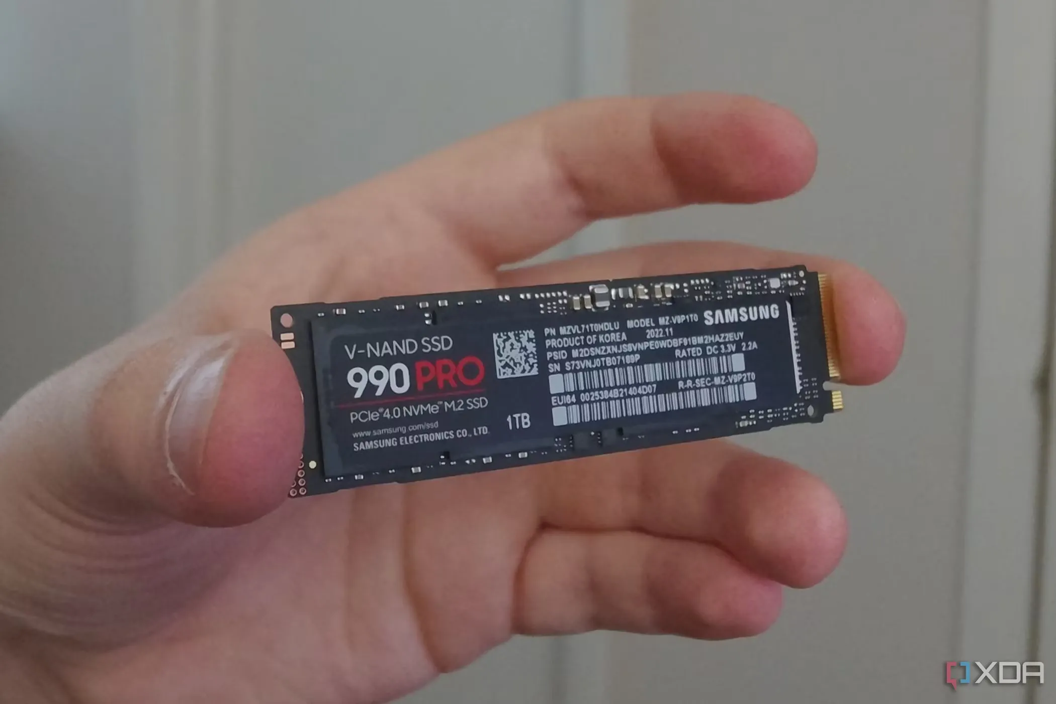 Người dùng cầm ổ cứng SSD Samsung 990 Pro trong tay