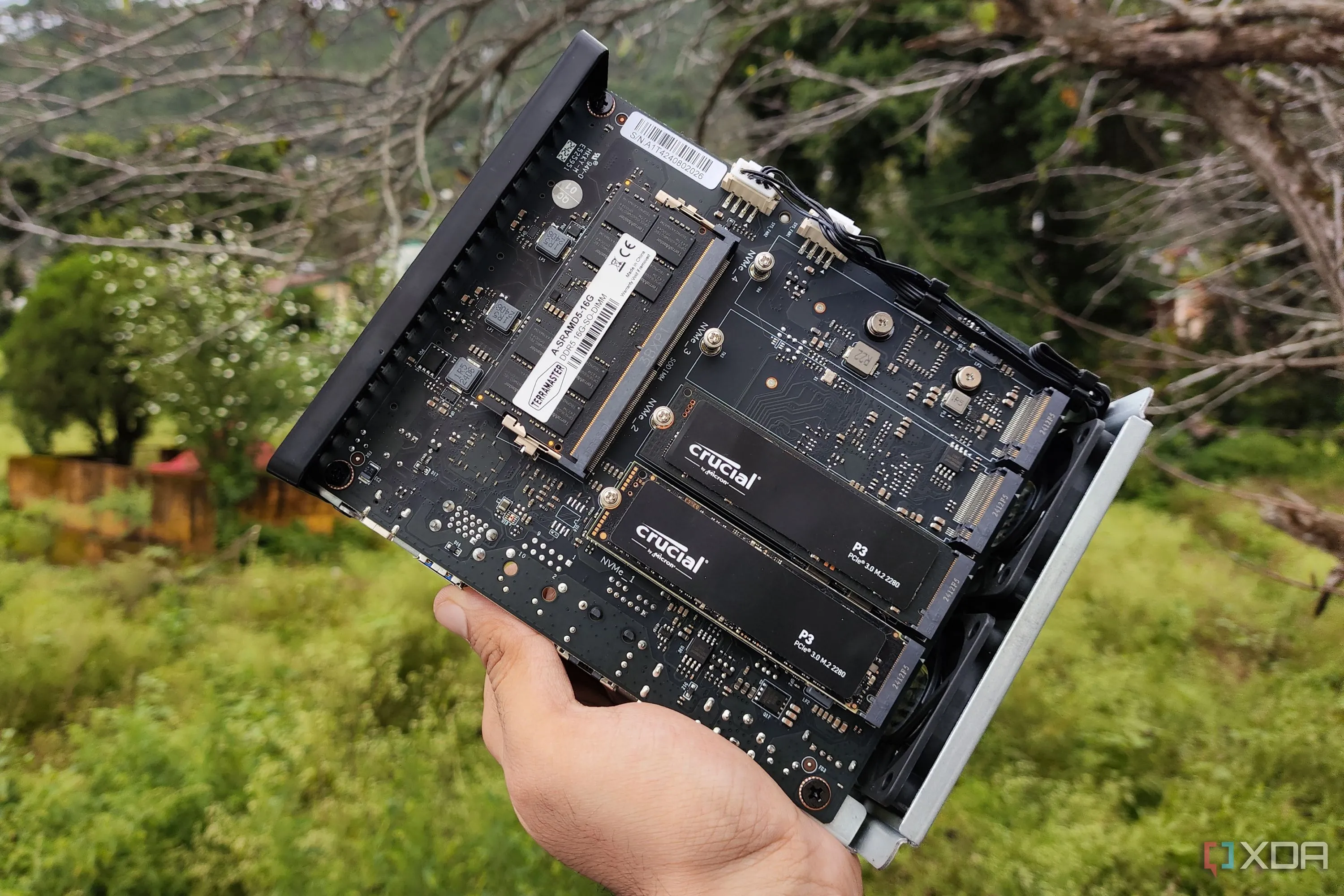 Người dùng cầm ổ SSD TerraMaster F8 trong hệ thống NAS
