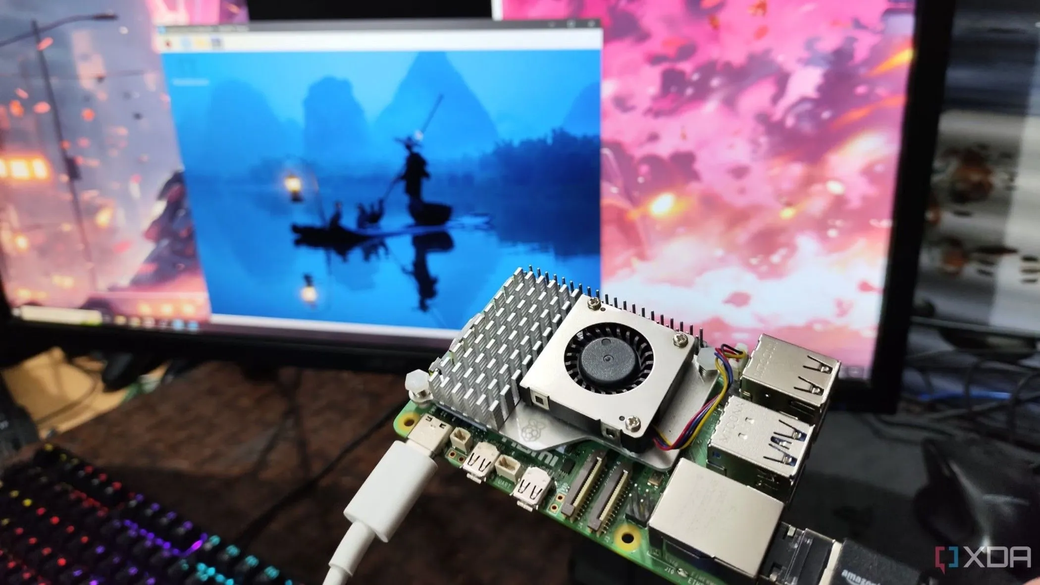 Người dùng cầm Raspberry Pi trước màn hình, minh họa cài đặt headless