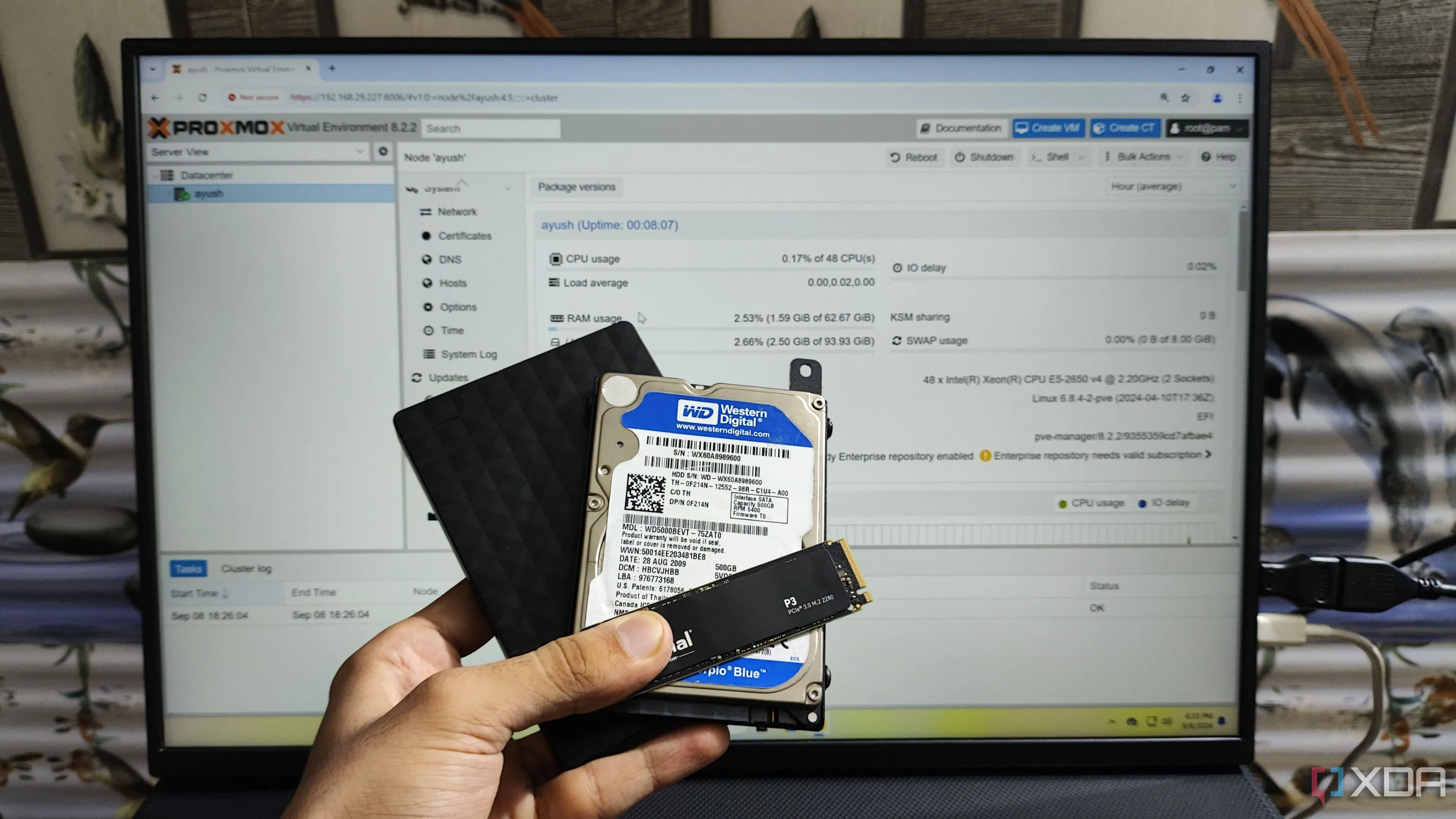 Người dùng cầm SSD, HDD nội và HDD gắn ngoài, thể hiện các lựa chọn lưu trữ dữ liệu