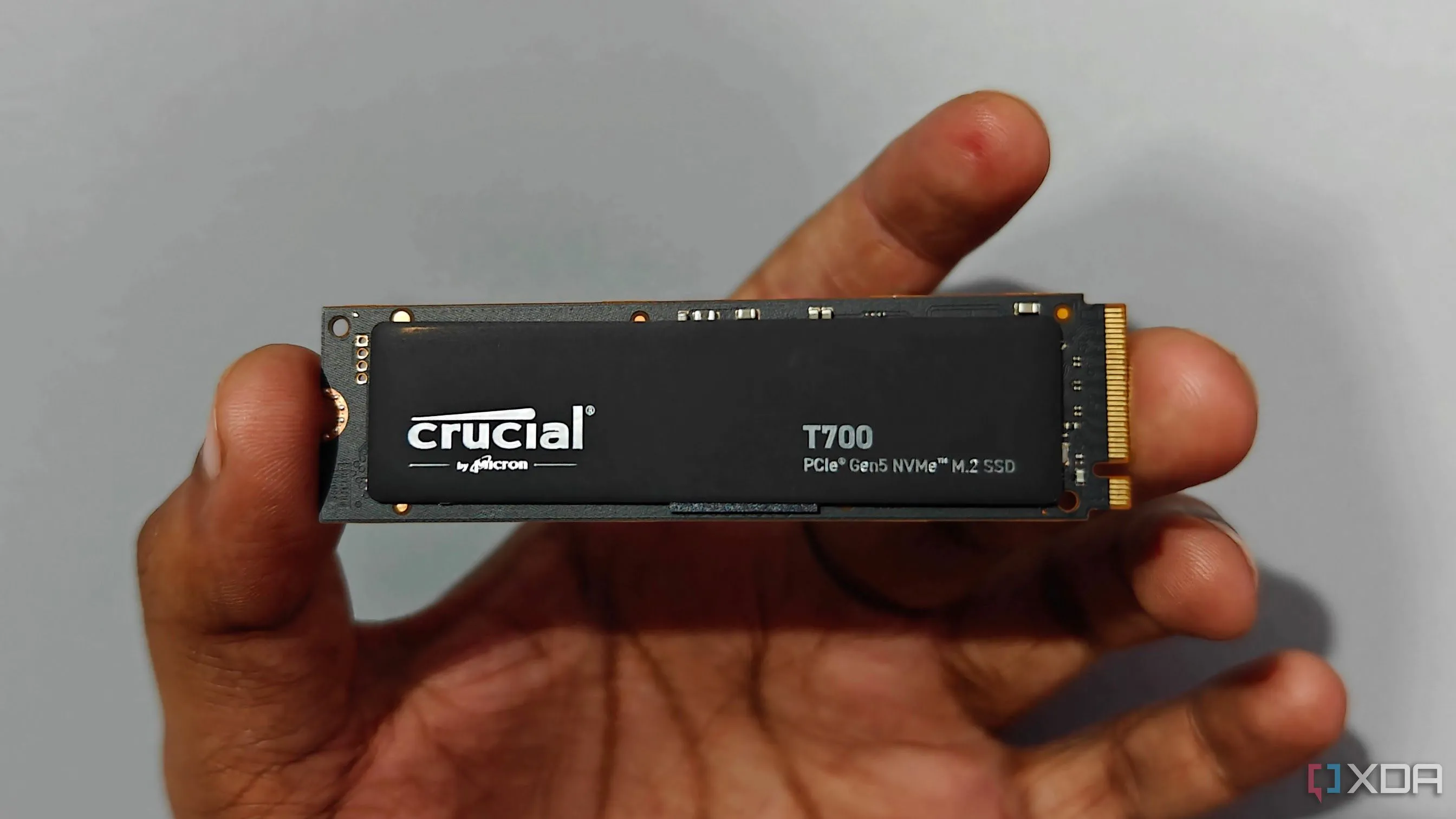 Người dùng cầm trên tay ổ cứng SSD Crucial T700 PCIe 5.0