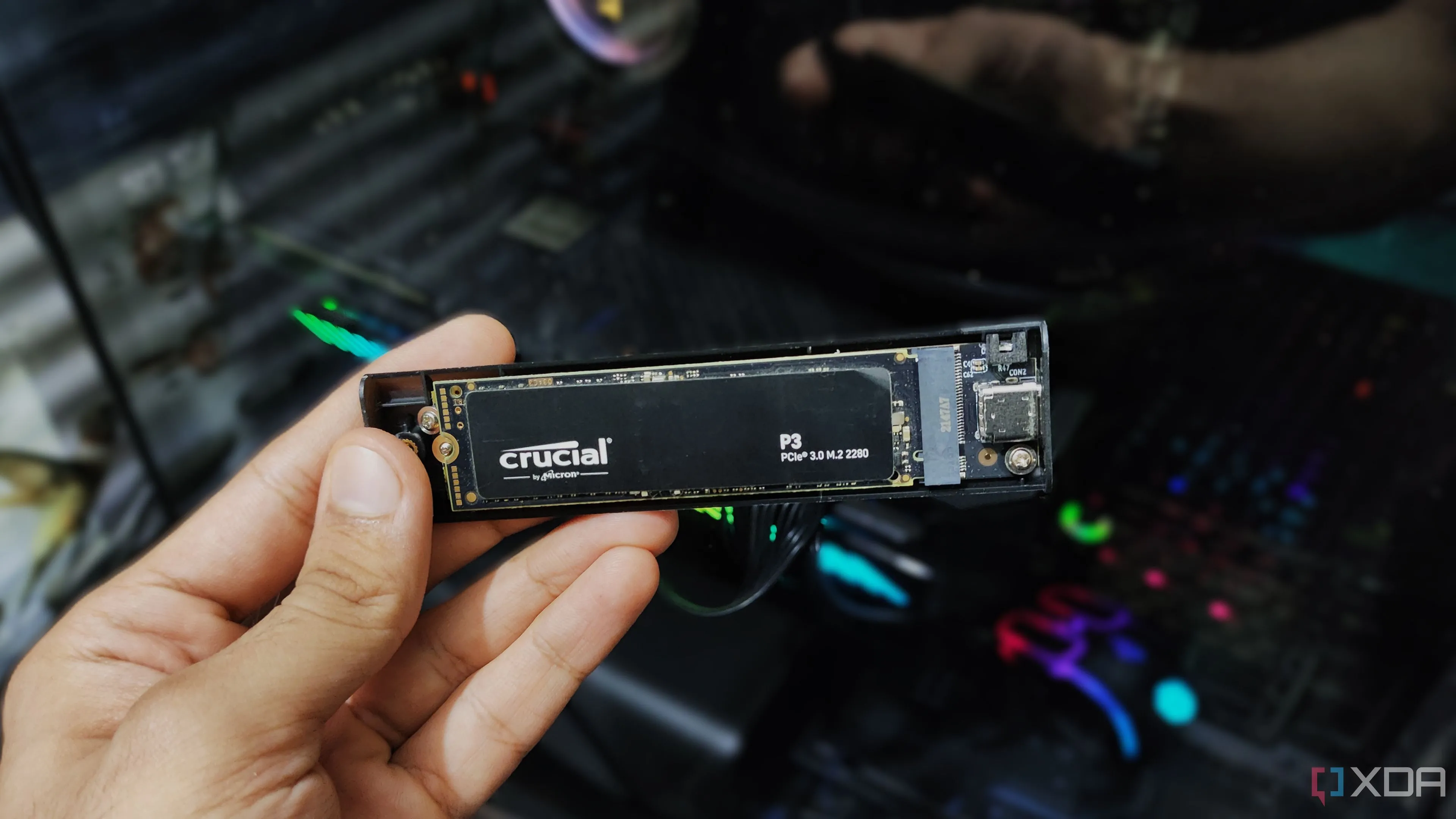 Người dùng cầm vỏ đựng NVMe SSD di động