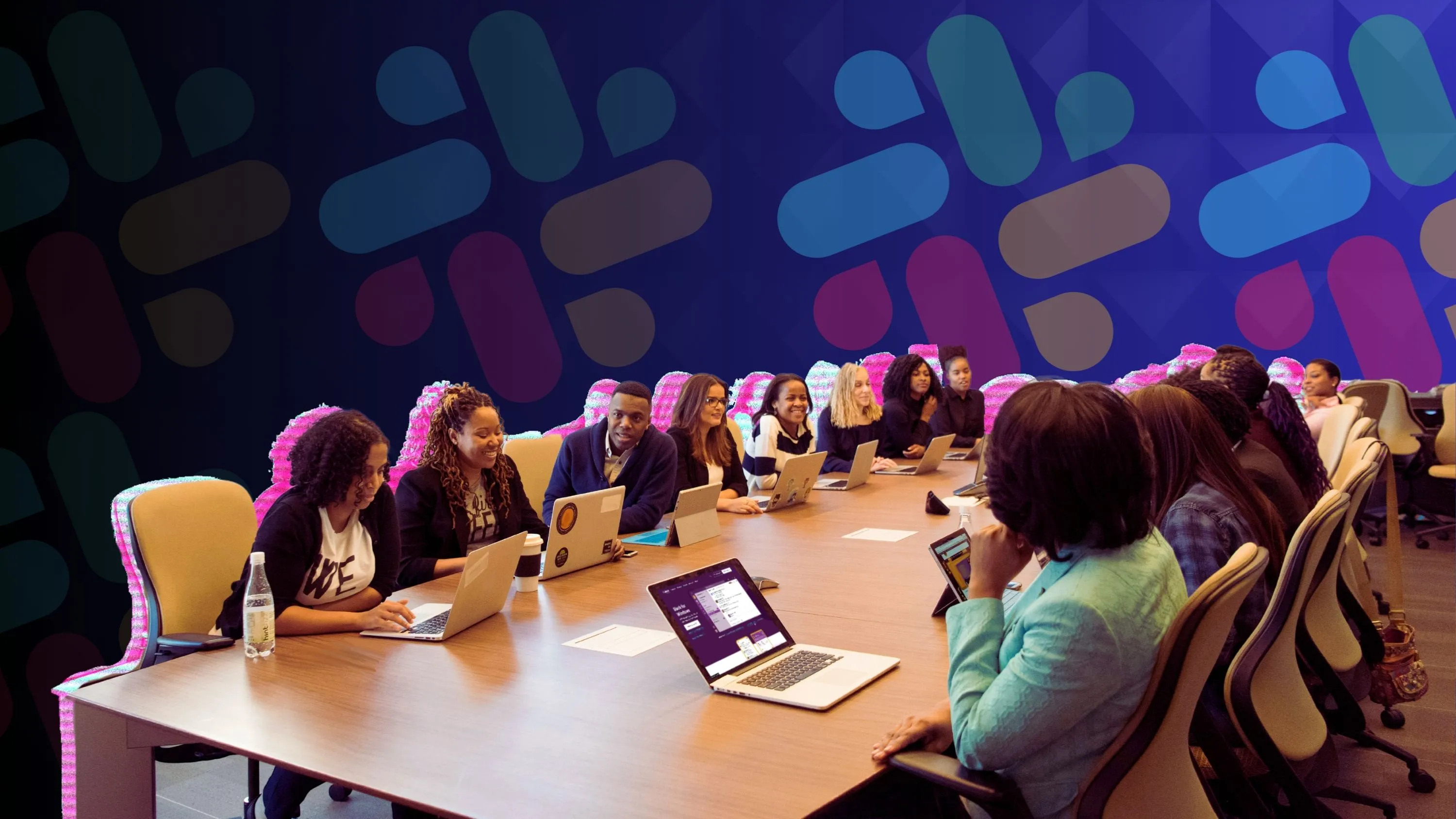 Người dùng đang làm việc nhóm với Slack trên laptop, so sánh với Teams
