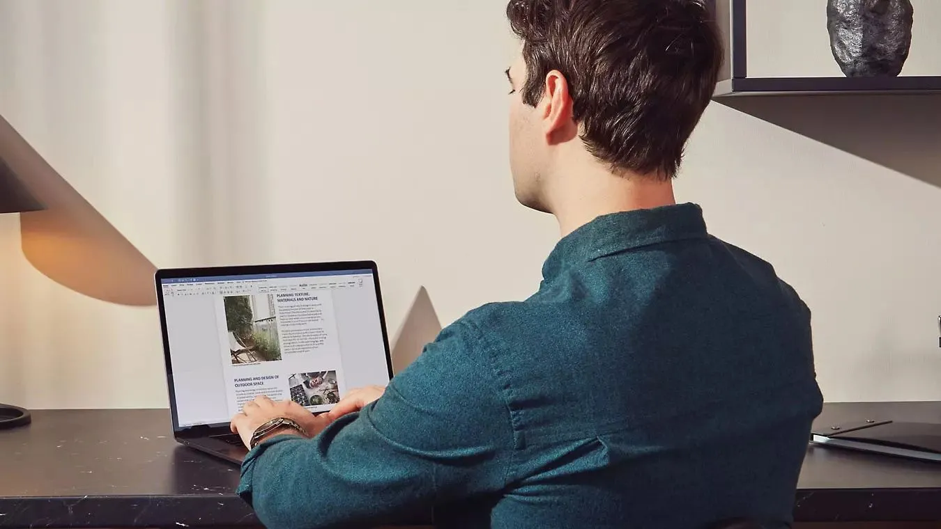 Người dùng đang làm việc trên Microsoft Word trên máy tính, thể hiện quá trình chỉnh sửa và hoàn thiện tài liệu chuyên nghiệp.