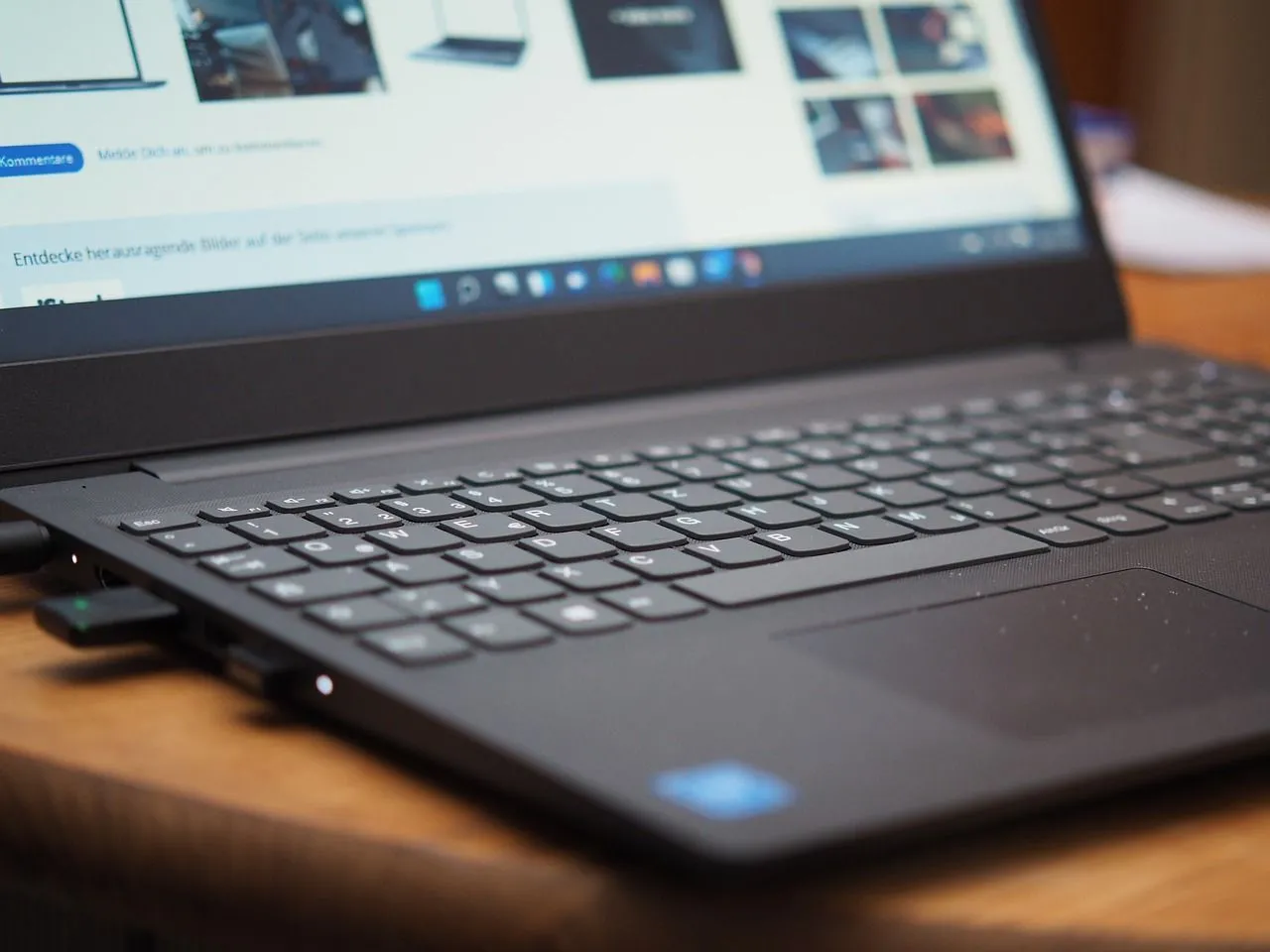 Người dùng đang sử dụng máy tính xách tay chạy hệ điều hành Windows 11 để quản lý ứng dụng