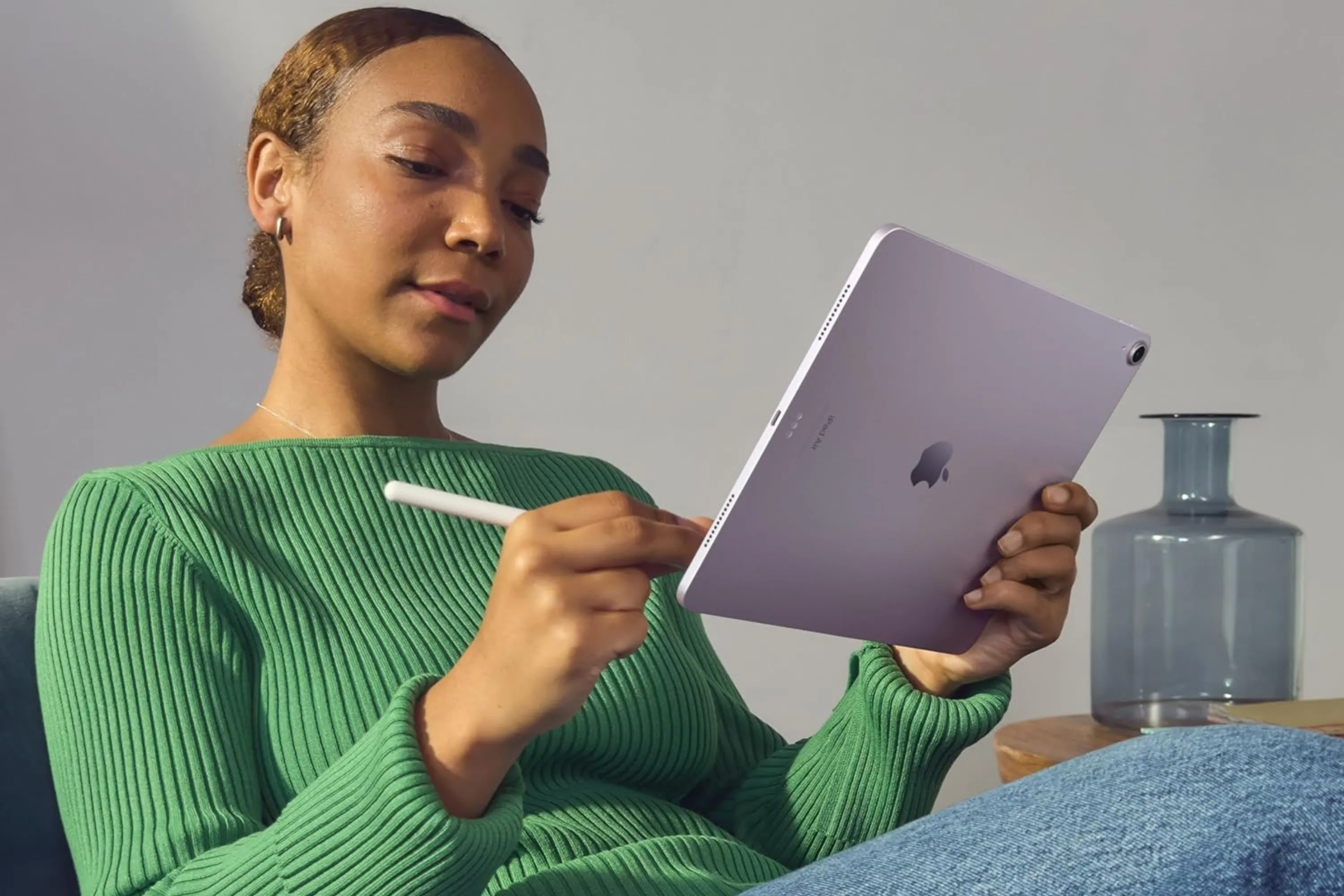 Người dùng đang vẽ trên iPad Air bằng bút stylus - So sánh Affinity Photo và Photoshop cho iPad