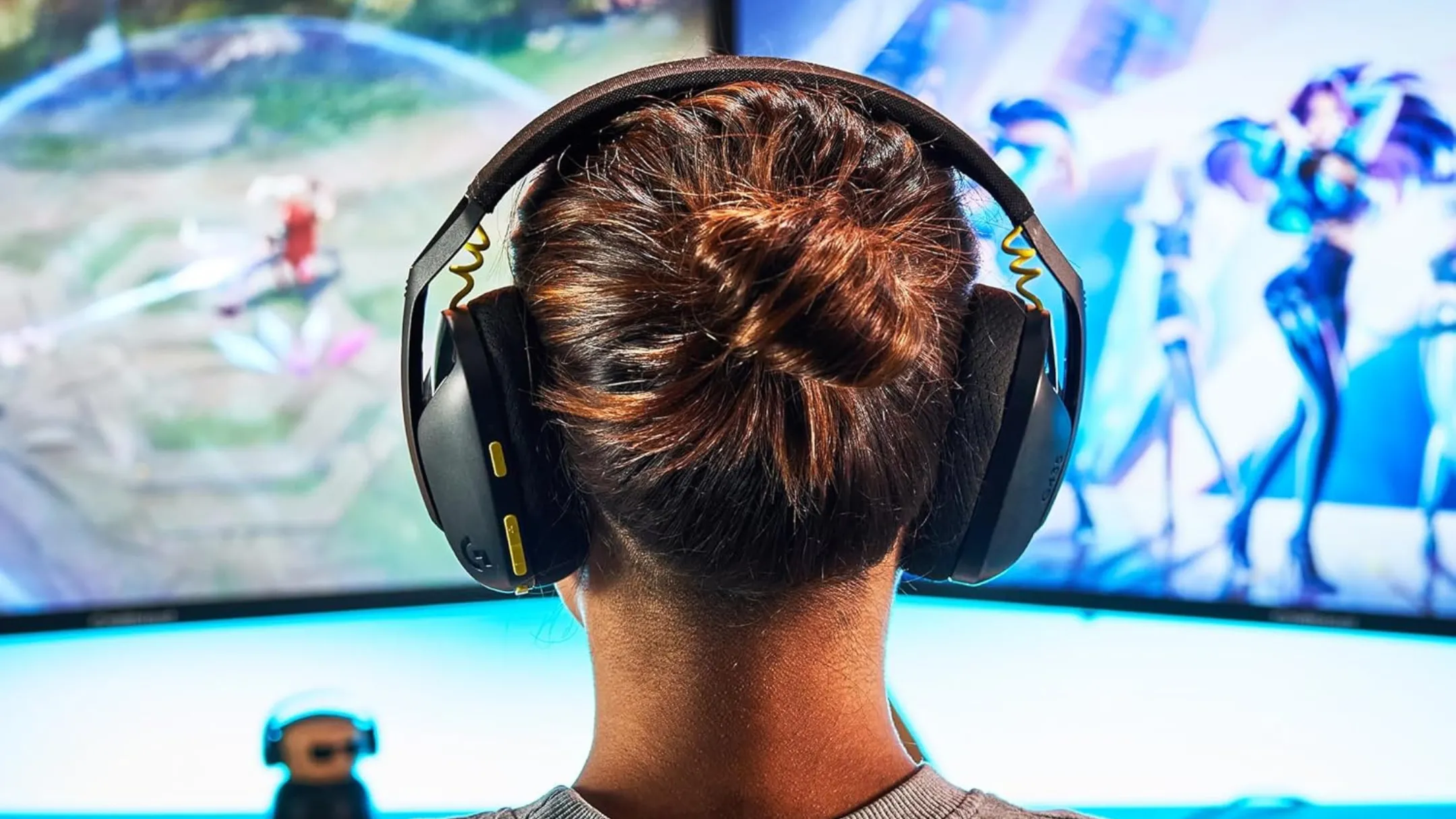 Người dùng đeo tai nghe chơi game không dây Logitech G435 LIGHTSPEED Bluetooth, thể hiện tiện ích của kết nối Bluetooth
