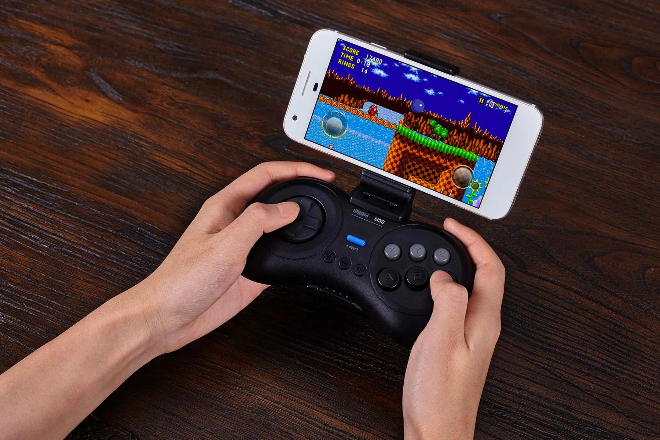 Người dùng điều khiển trò chơi retro trên điện thoại thông minh bằng tay cầm 8Bitdo M30