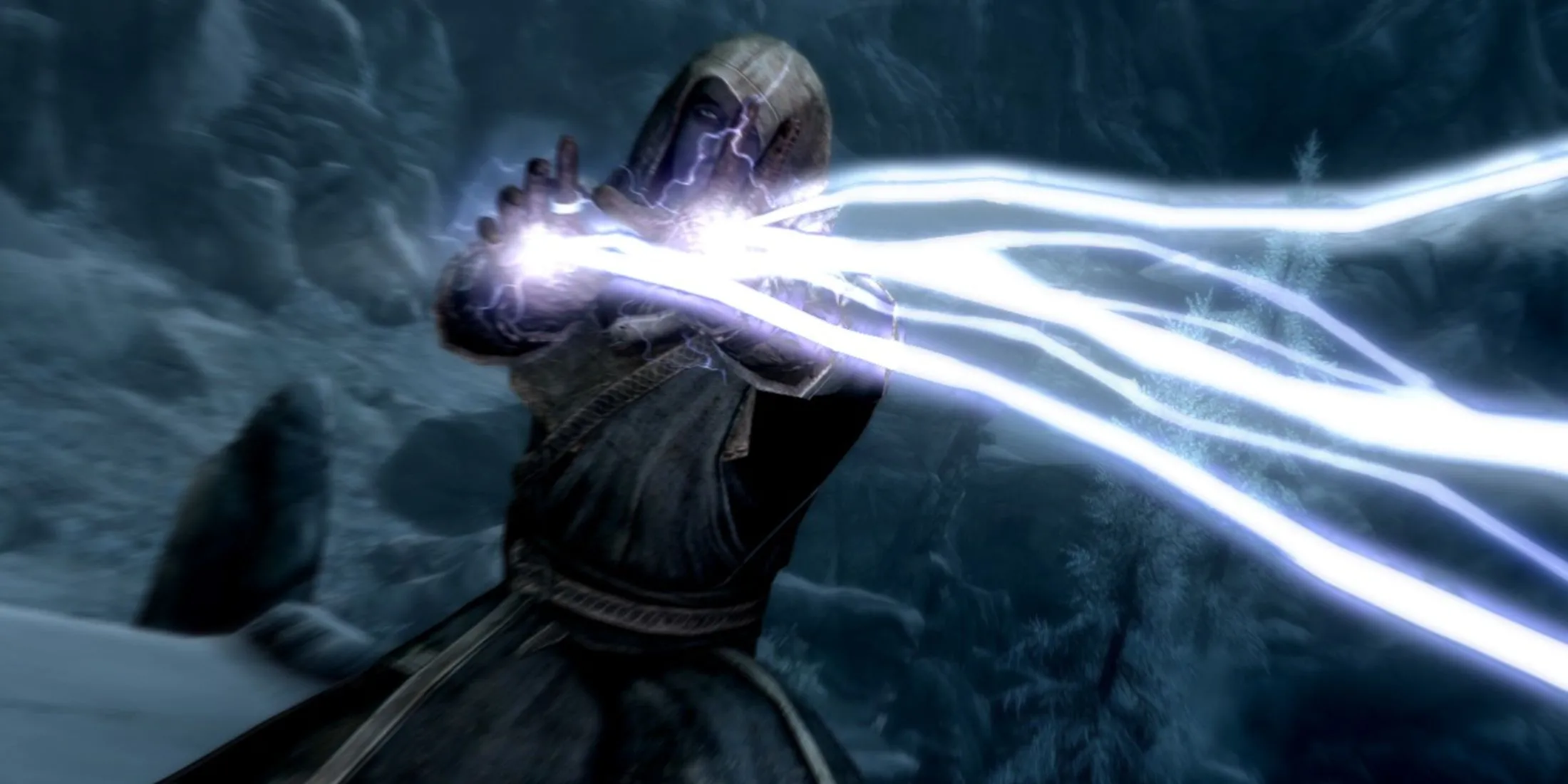Nhân vật pháp sư trong Skyrim đang sử dụng phép thuật tấn công kẻ địch