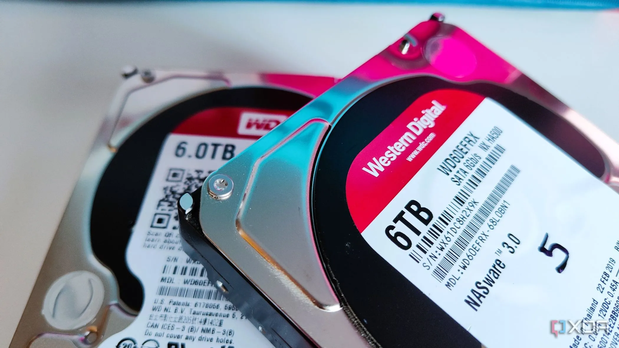 Nhiều ổ cứng HDD xếp chồng lên nhau, tượng trưng cho khả năng lưu trữ lớn và vai trò của chúng trong máy tính hiện đại