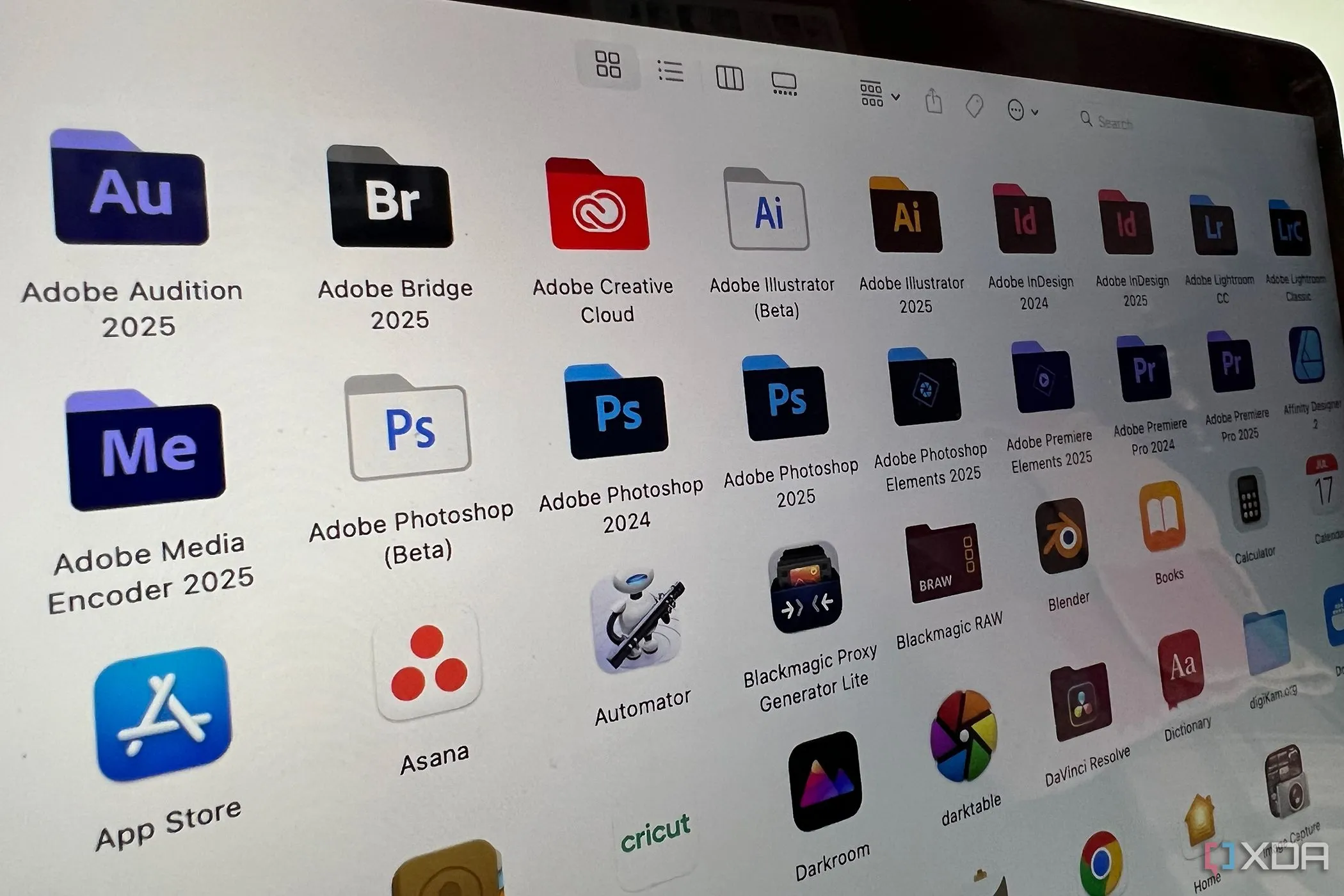 Nhiều ứng dụng Adobe được cài đặt trên MacBook, minh họa vấn đề bloatware