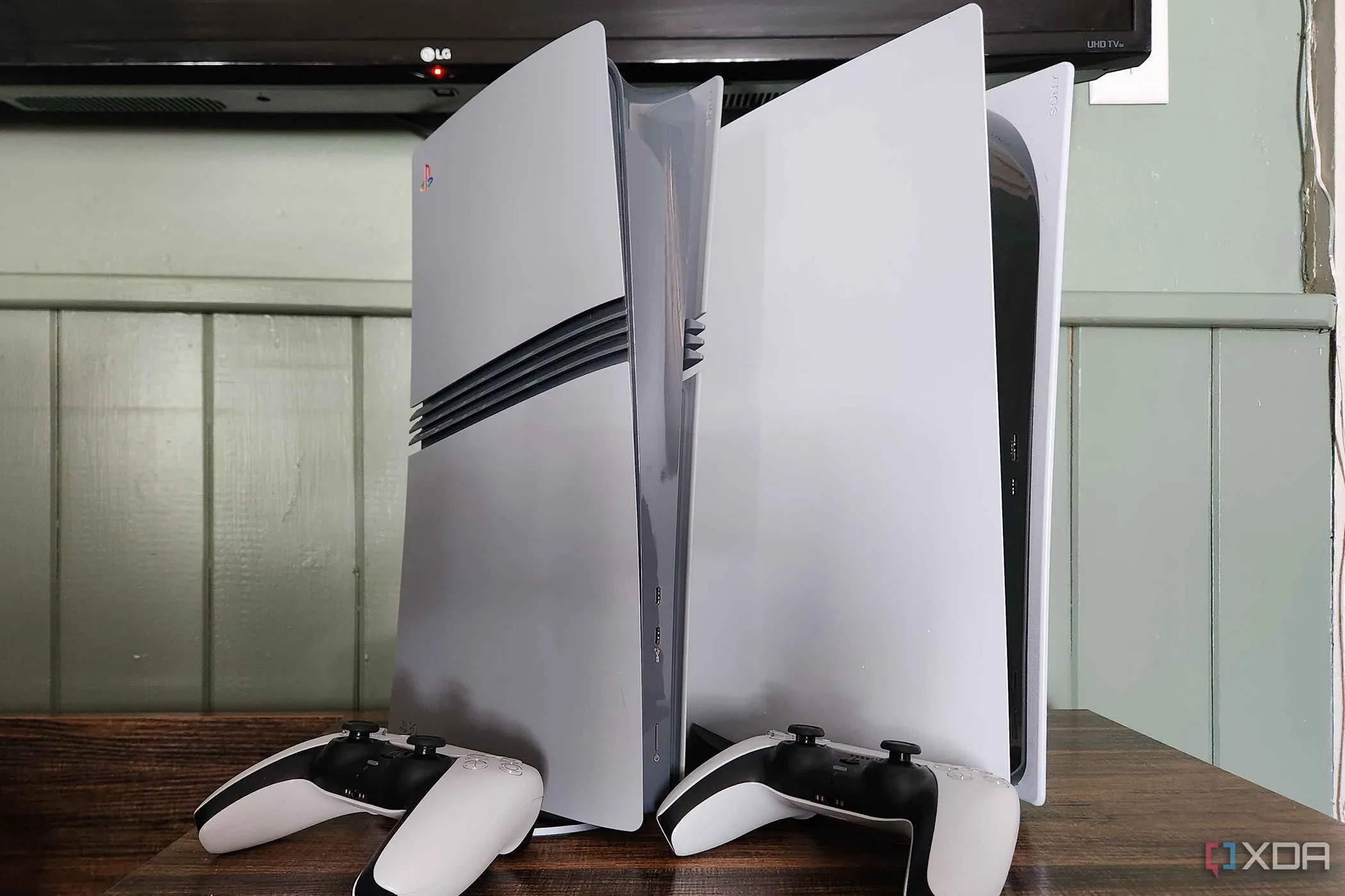 Những chiếc console PlayStation 5 cùng tay cầm trên bàn, biểu tượng cho trải nghiệm gaming tiện lợi và chi phí hợp lý hơn so với PC.