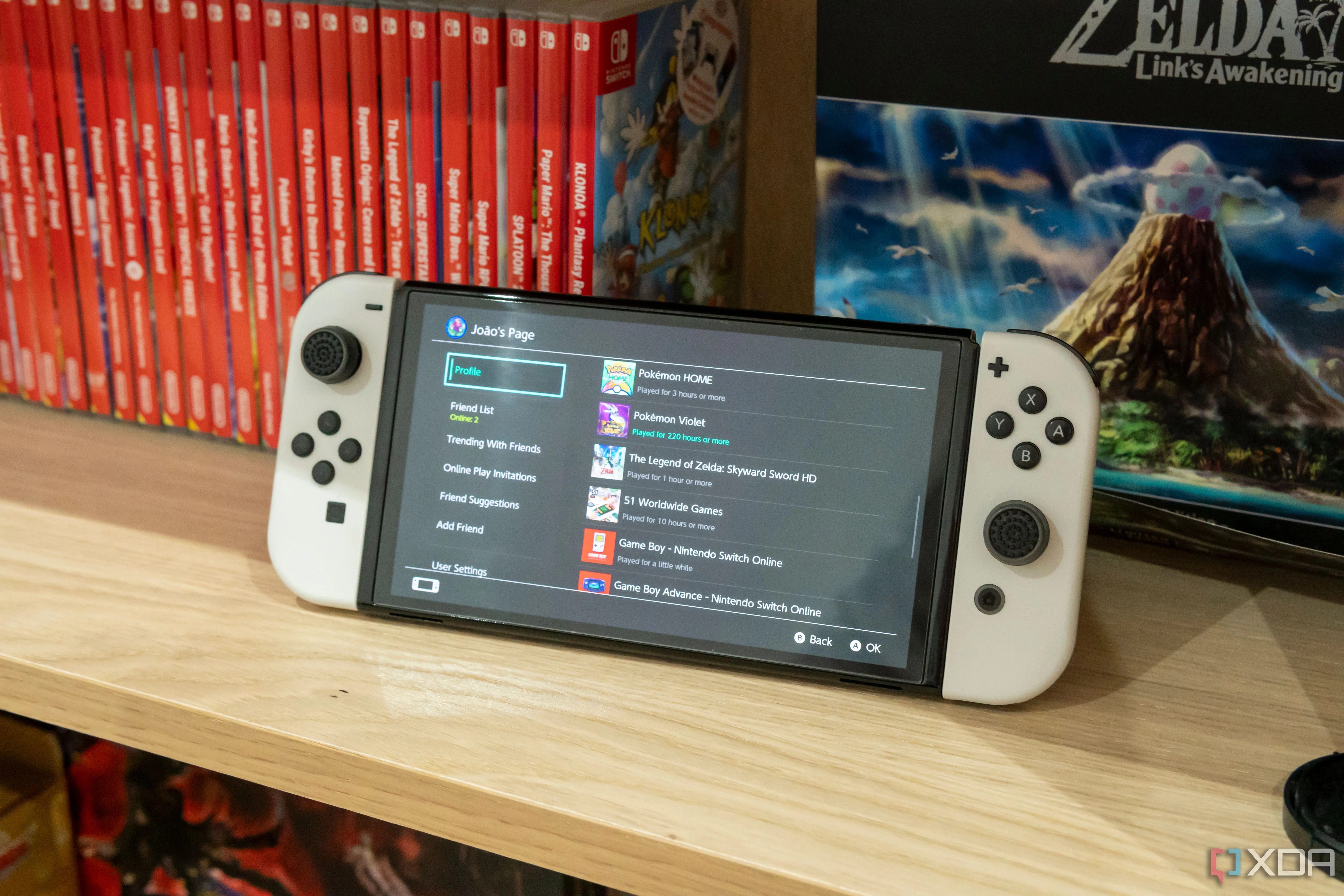 Nintendo Switch với màn hình hiển thị game, thể hiện trải nghiệm chơi game di động độc đáo của Nintendo.