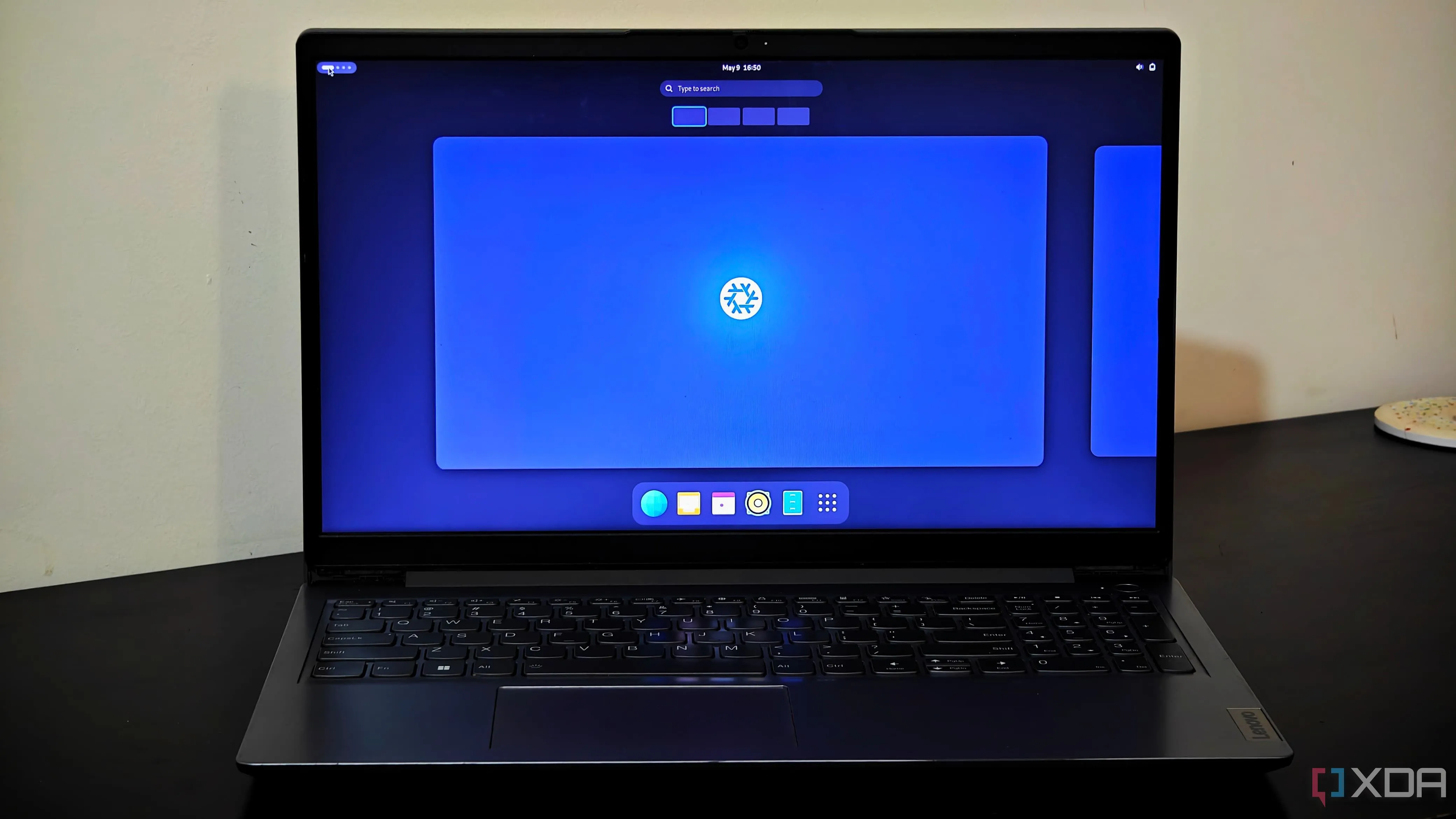 NixOS đang chạy trên một laptop Windows, minh họa khả năng và sự phức tạp của hệ điều hành này.