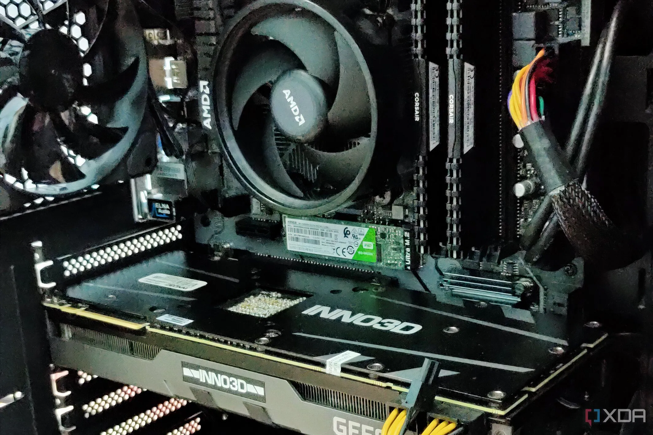 Nội thất PC gaming với card đồ họa, tản nhiệt, RAM và SSD WD Green