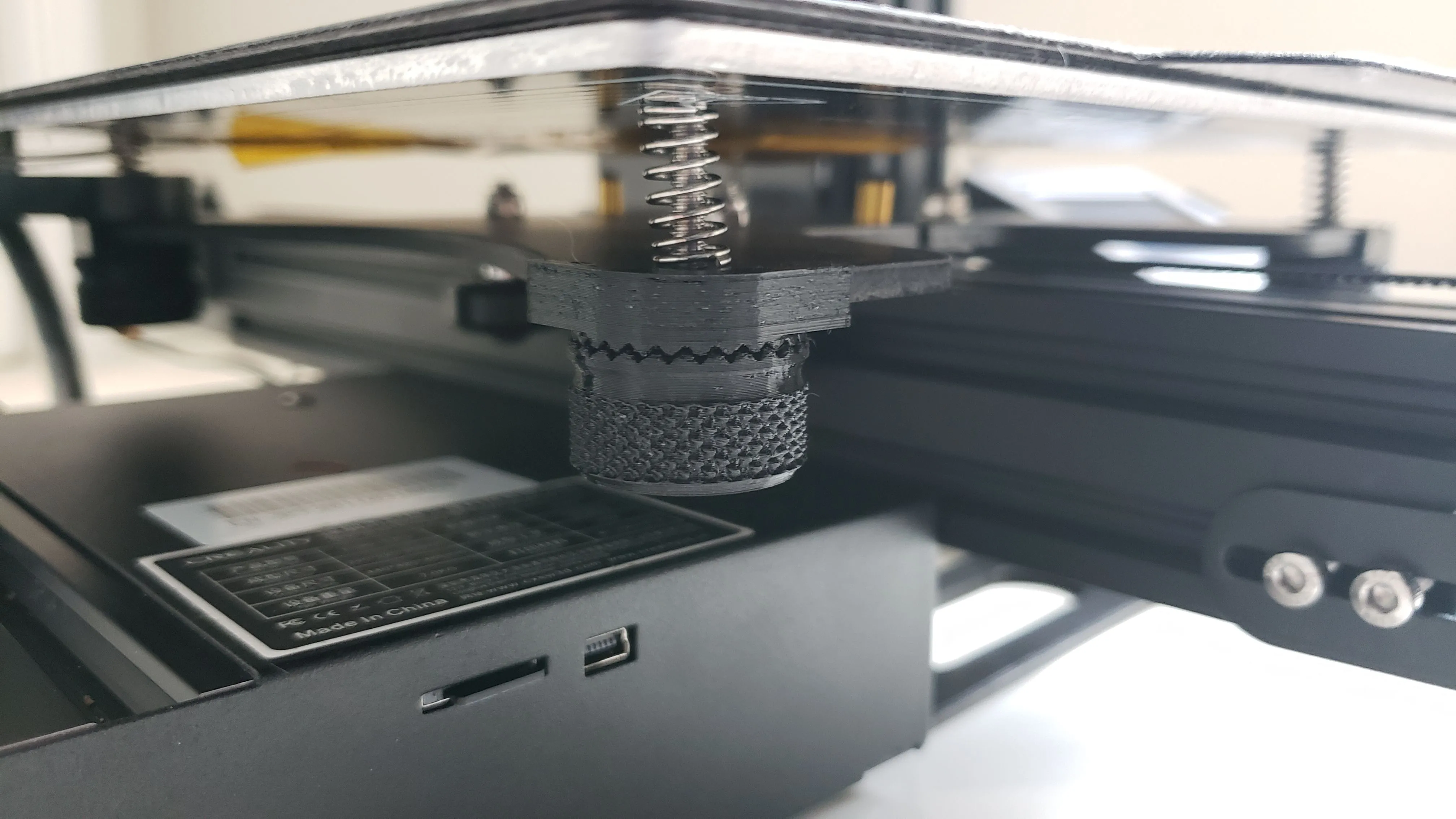 Nút khóa điều chỉnh bàn in 3D, giúp khắc phục lỗi cong vênh (warping) và tăng cường độ ổn định bản in.
