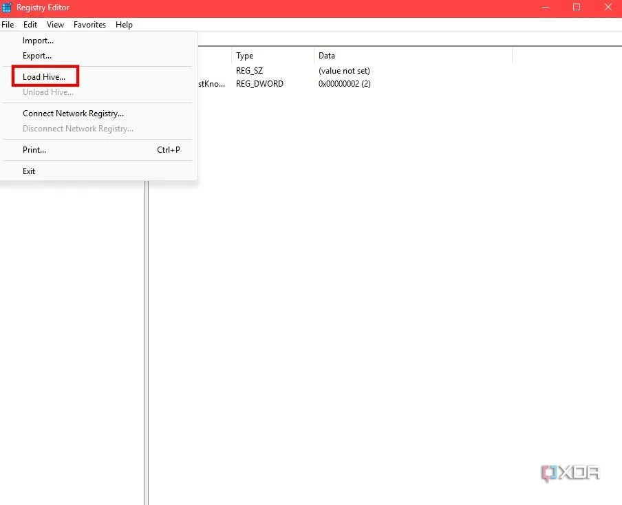 Nút &quot;Load Hive&quot; được chọn trong menu File của Registry Editor Windows 11.