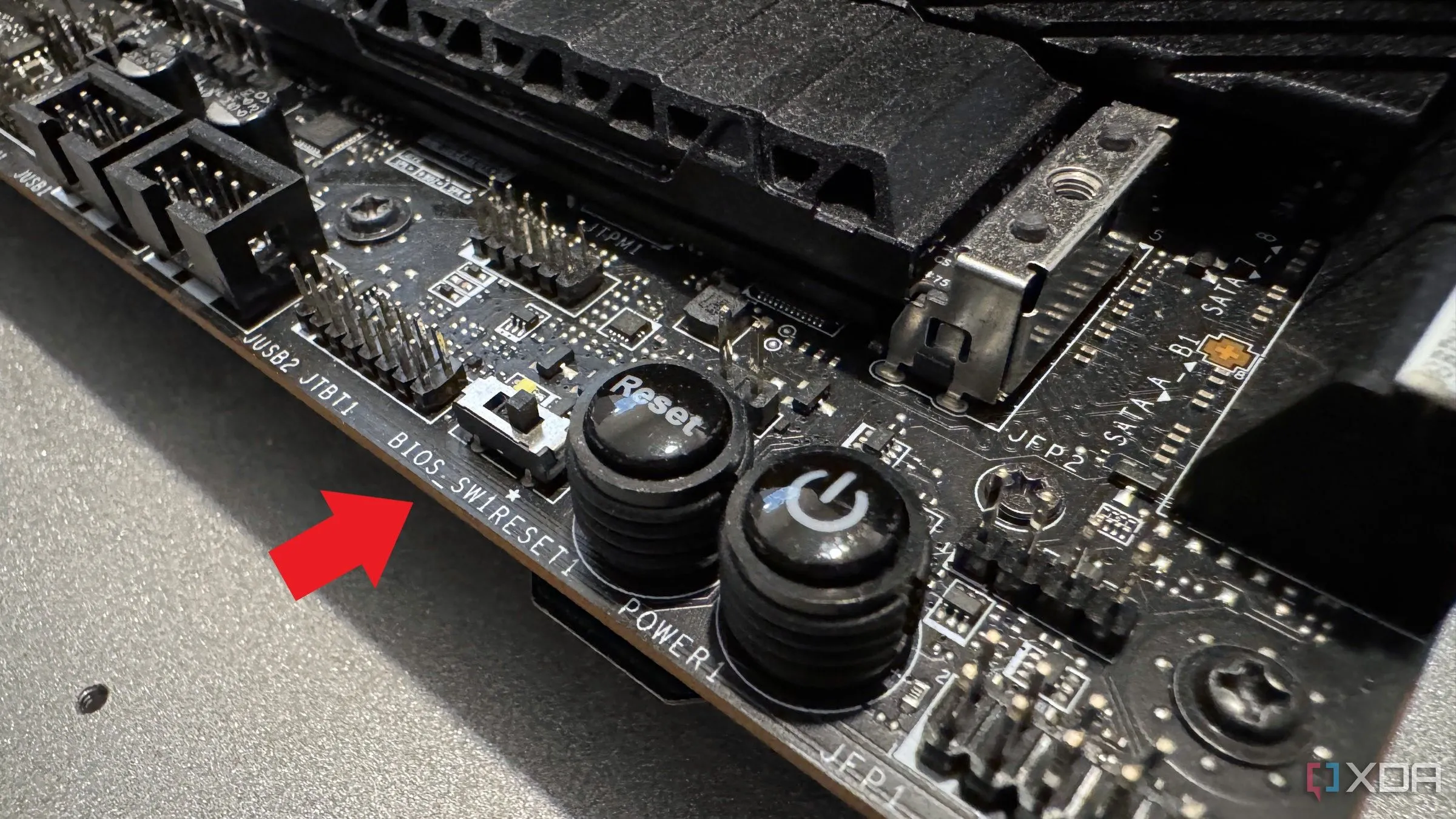 Nút nguồn và nút reset tích hợp trên bo mạch chủ MSI Z690 Unify-X, giúp khởi động và tắt máy tiện lợi khi lắp ráp.