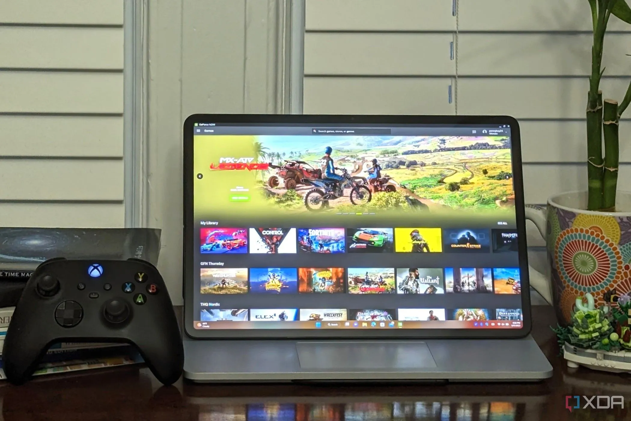 Nvidia GeForce Now Ultimate chạy trên laptop kèm tay cầm Xbox