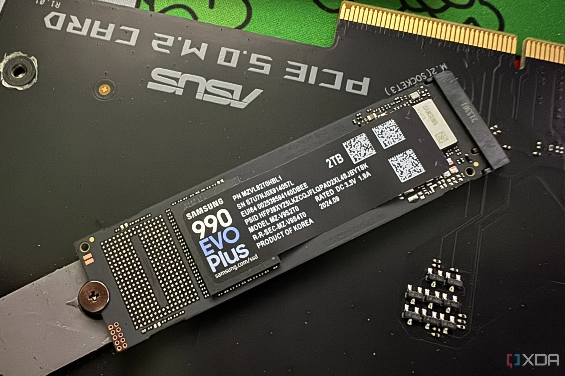 Ổ cứng Samsung 990 EVO Plus SSD gắn trên adapter PCIe, minh họa cho công nghệ SSD NVMe