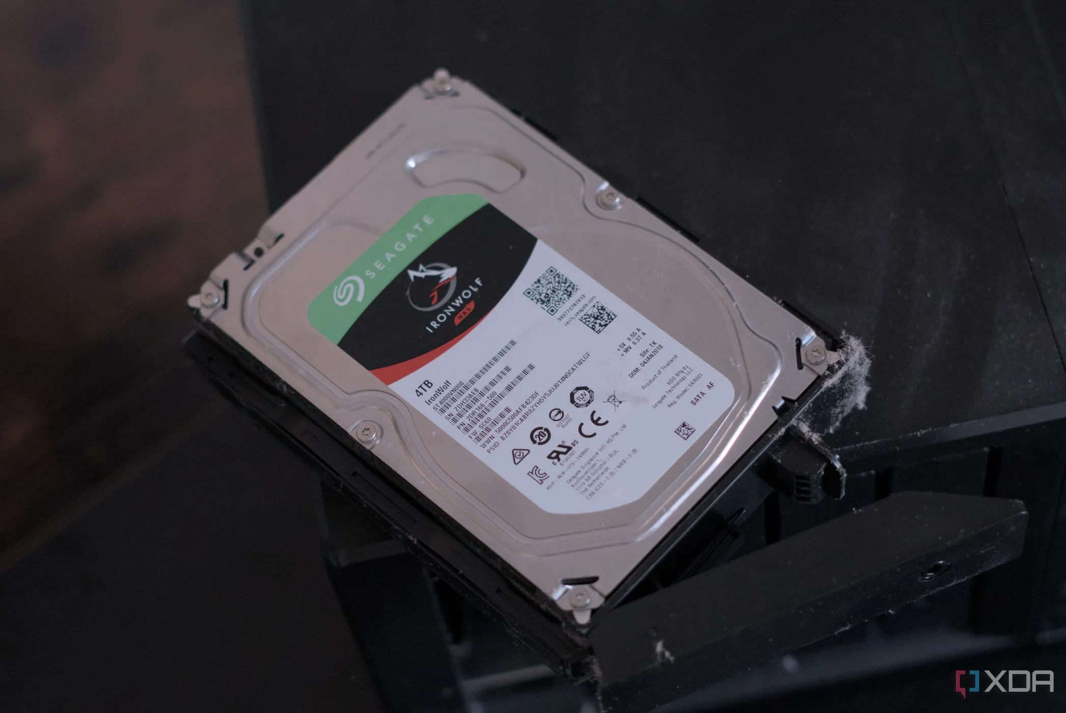 Ổ cứng Seagate IronWolf đặt cạnh thiết bị Synology DiskStation DS1019+