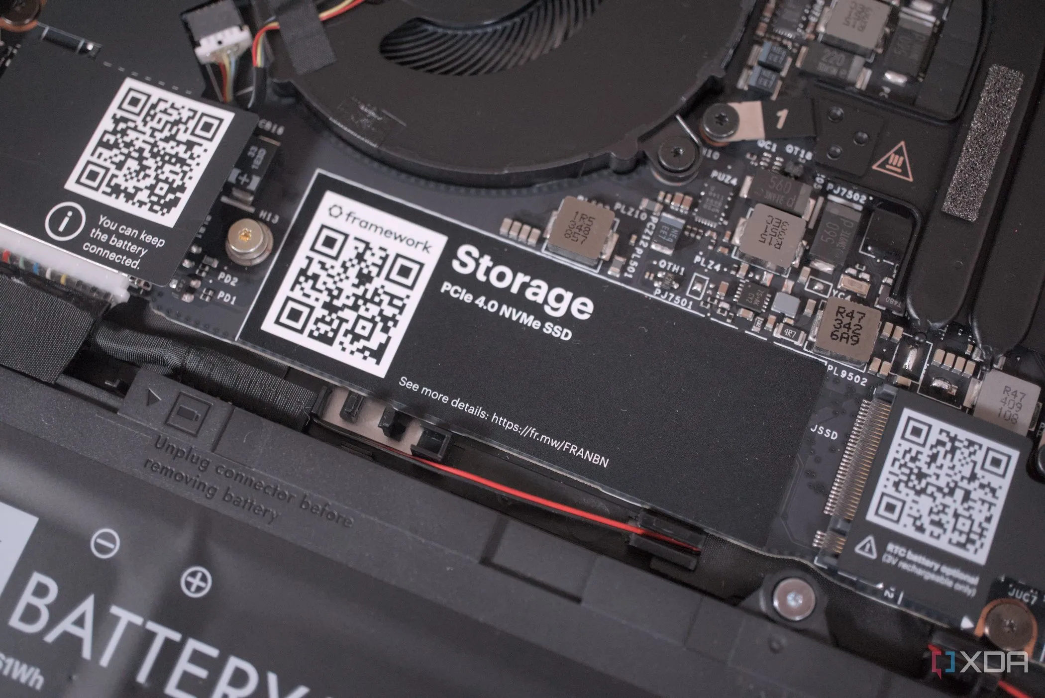 Ổ cứng SSD bên trong một chiếc laptop cũ, phù hợp để biến thành máy chủ lưu trữ file
