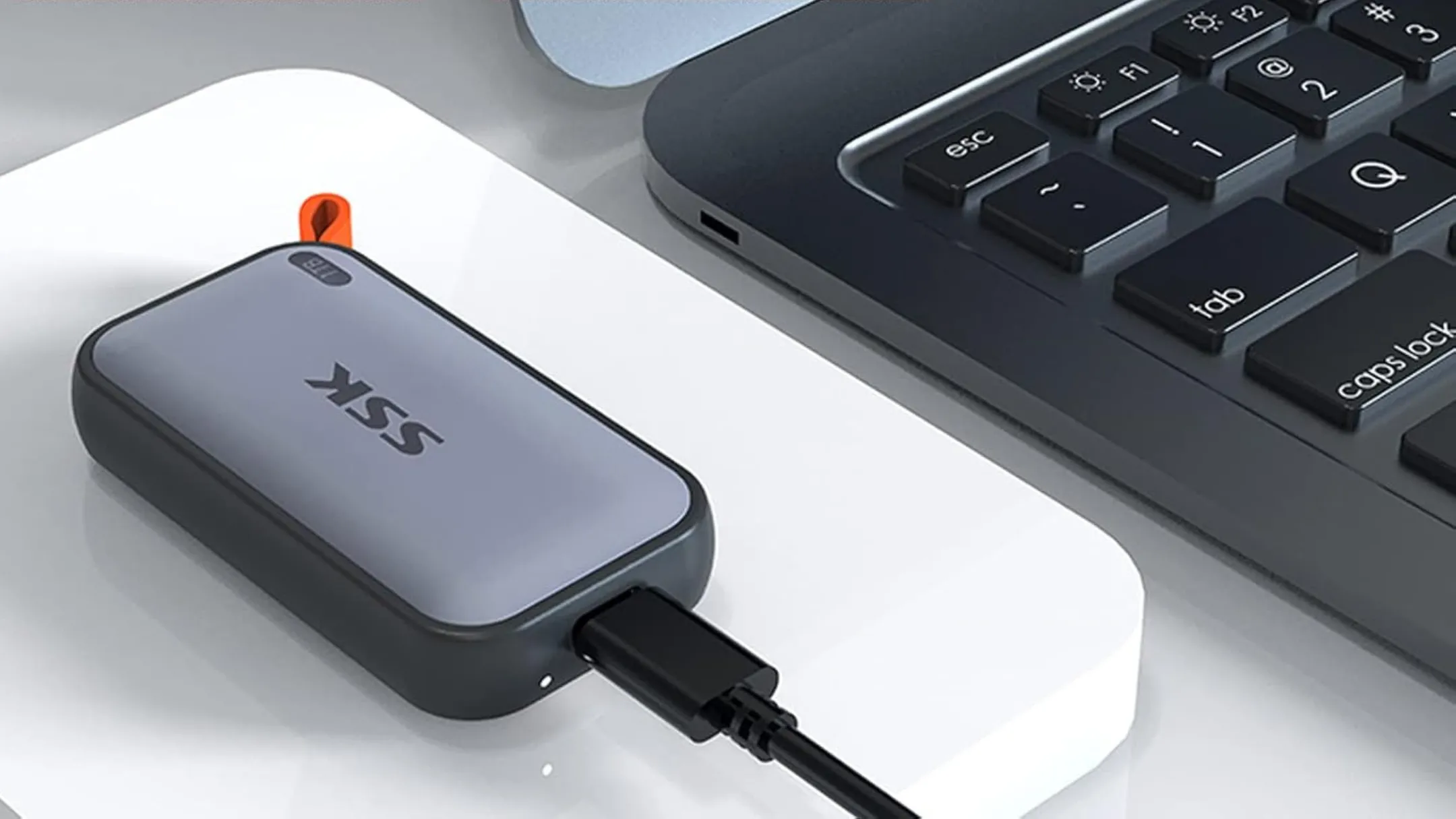Ổ cứng SSD di động SSK kết nối với máy tính xách tay, thể hiện tính di động và khả năng tương thích cao.
