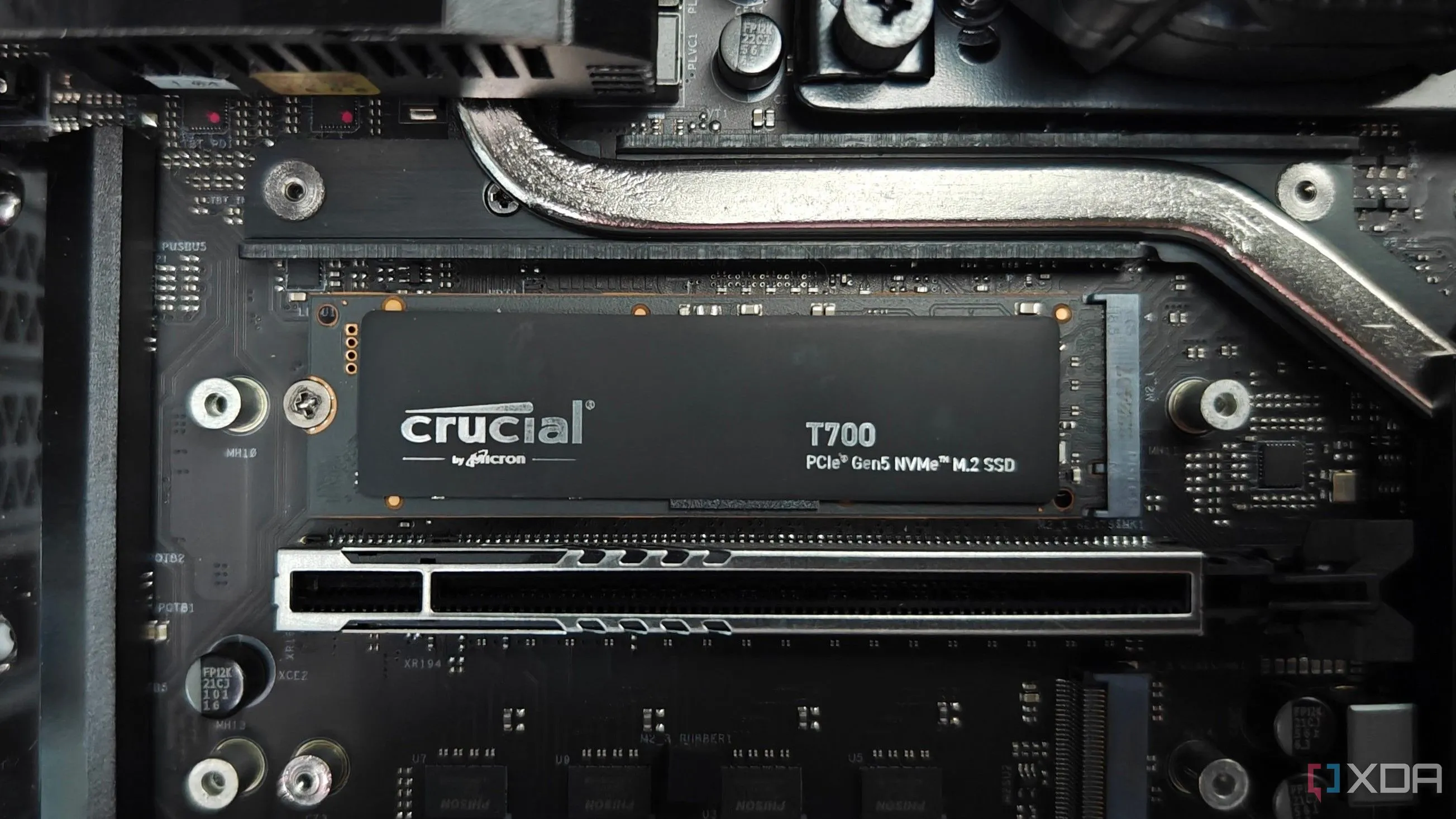 Ổ cứng SSD NVMe Crucial T700 Gen5 gắn trên bo mạch chủ