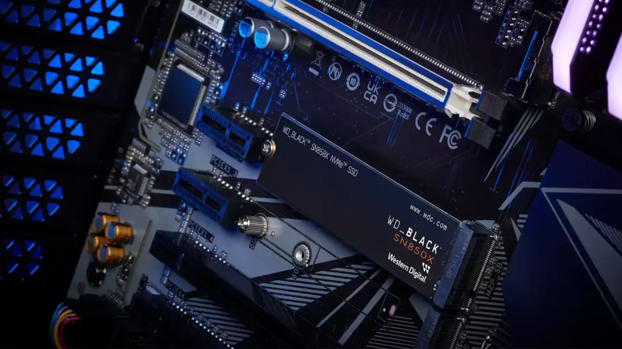 Ổ cứng SSD NVMe WD Black SN850X lắp đặt trên bo mạch chủ, đại diện cho quá trình chuyển đổi định dạng