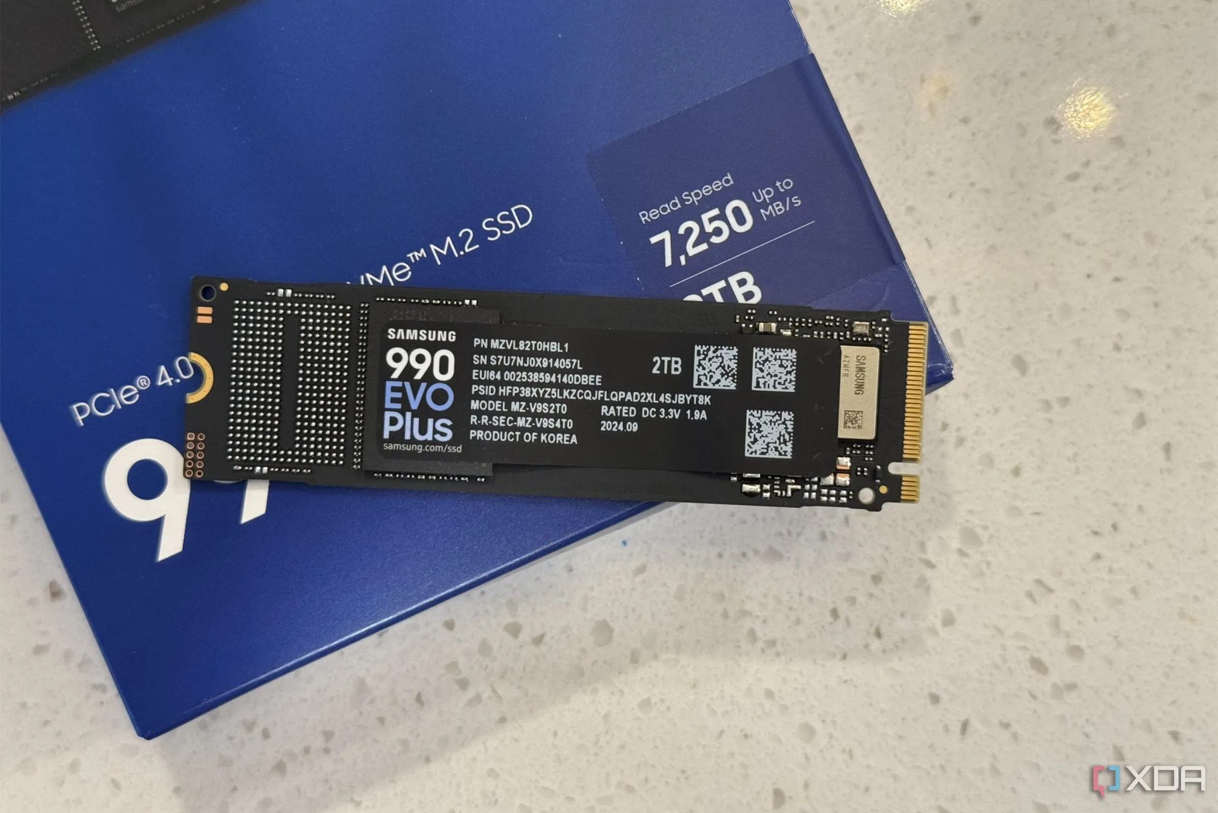 Ổ cứng SSD Samsung 990 EVO Plus NVMe M.2 thế hệ mới được đặt trên hộp của nó, đại diện cho hiệu suất lưu trữ cao