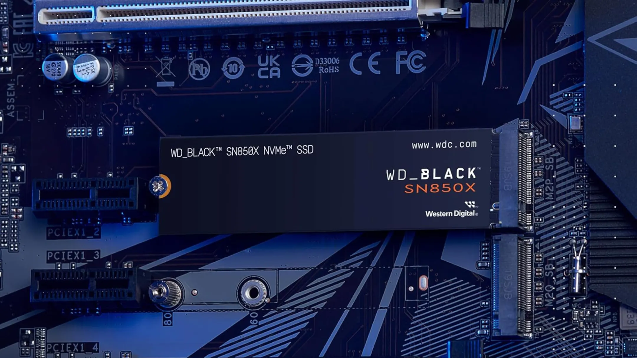 Ổ cứng SSD WD_BLACK SN850X 8TB gắn trên bo mạch chủ máy tính