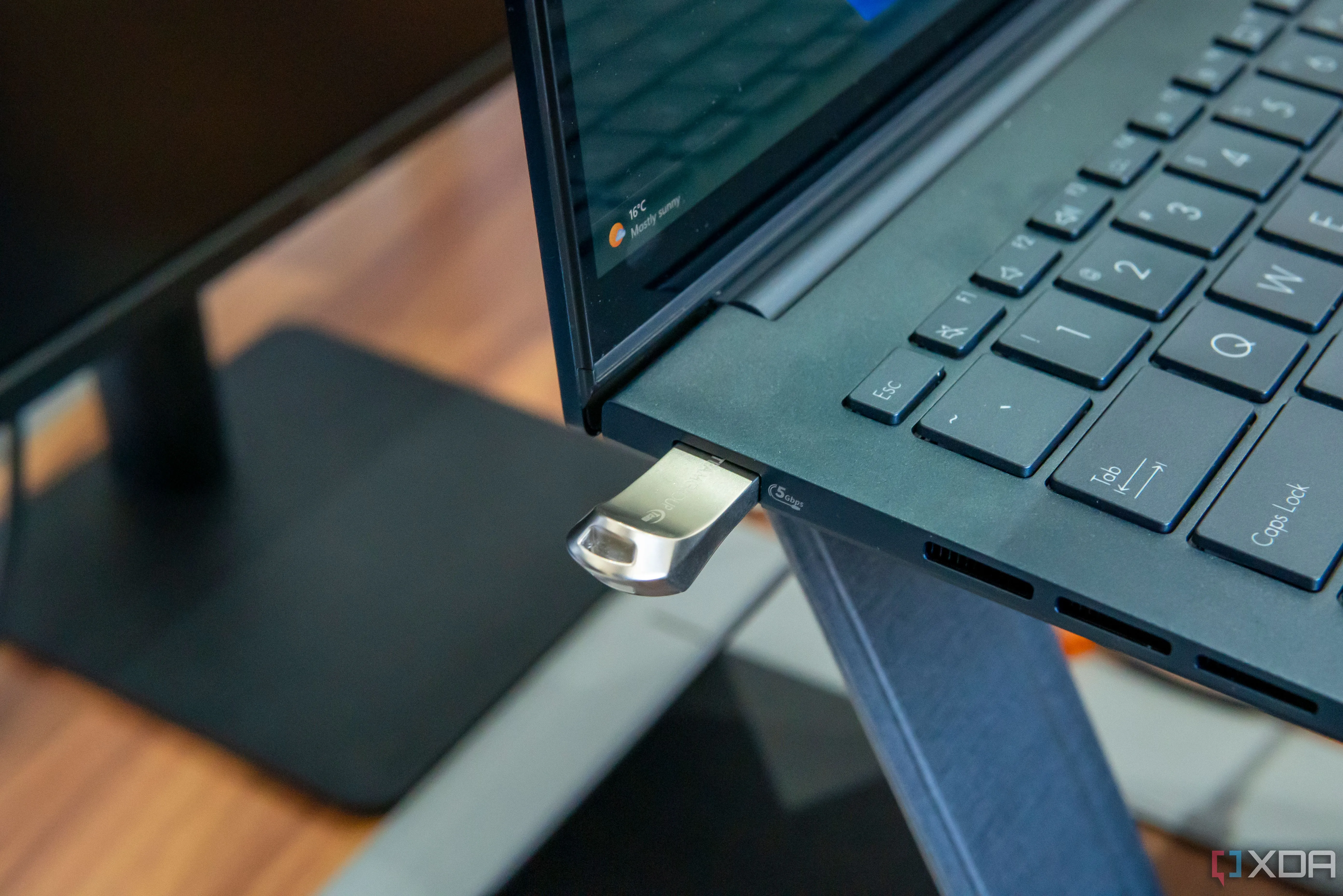 Ổ đĩa flash USB được cắm vào laptop, minh họa việc sử dụng USB làm khóa bảo mật