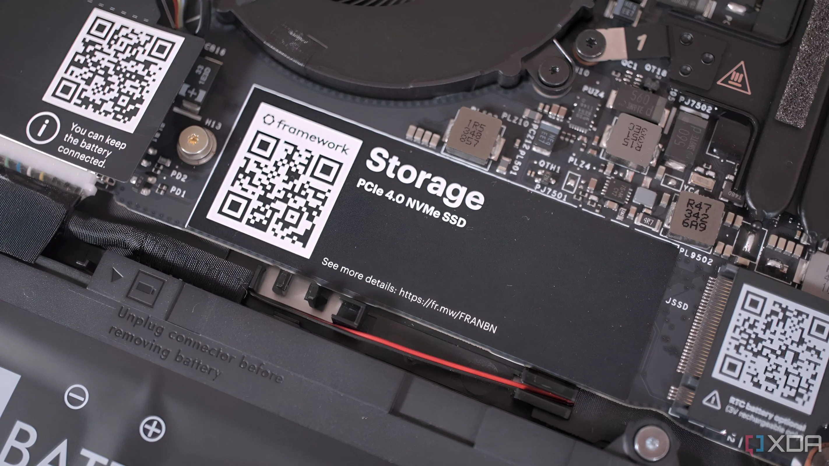 Ổ SSD NVMe PCIe 4.0 được gắn vào laptop Framework